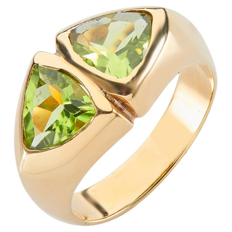 Deakin & Francis 18 Karat Yellow Gold Trillion Cut Peridot Ring For Sale