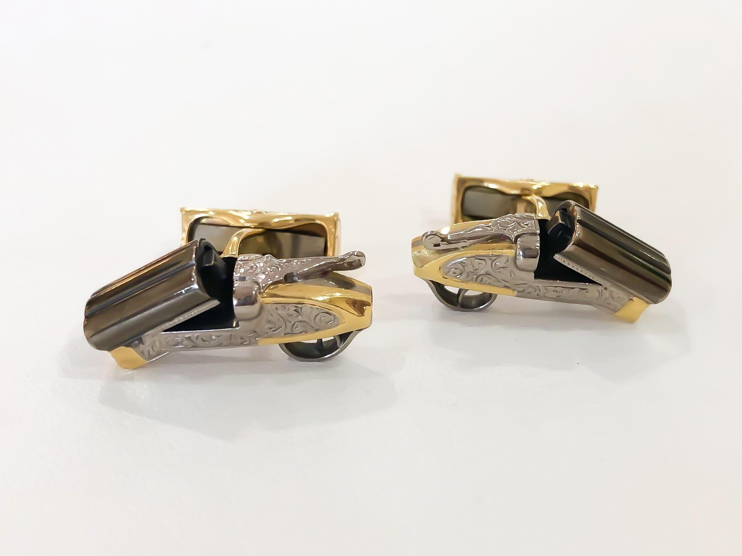 Stunning pre-owned solid 18 karat gold shotgun cufflinks with Cocked Barrel and Cartridge Fitting. These yellow and white gold engraved shotgun cufflinks have a spring sugarloaf fitting with cocked barrel and cartridge features to add to the design.