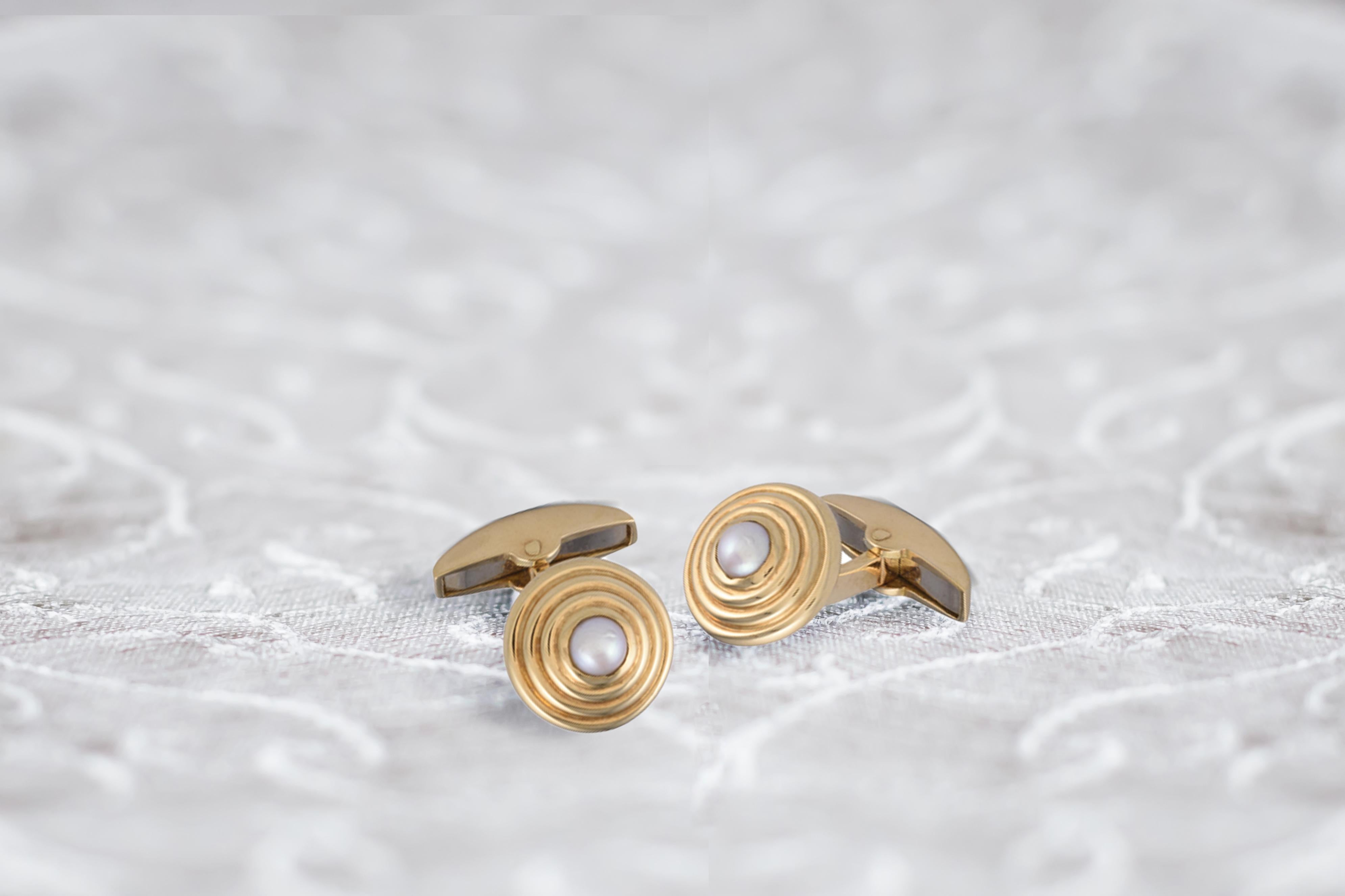 DEAKIN & FRANCIS, Piccadilly Arcade, London

These stunning 18kt gold and fresh water pearl cufflinks are perfect for all occasions. A truly classic pair of cufflinks that add a touch of elegance to any outfit!