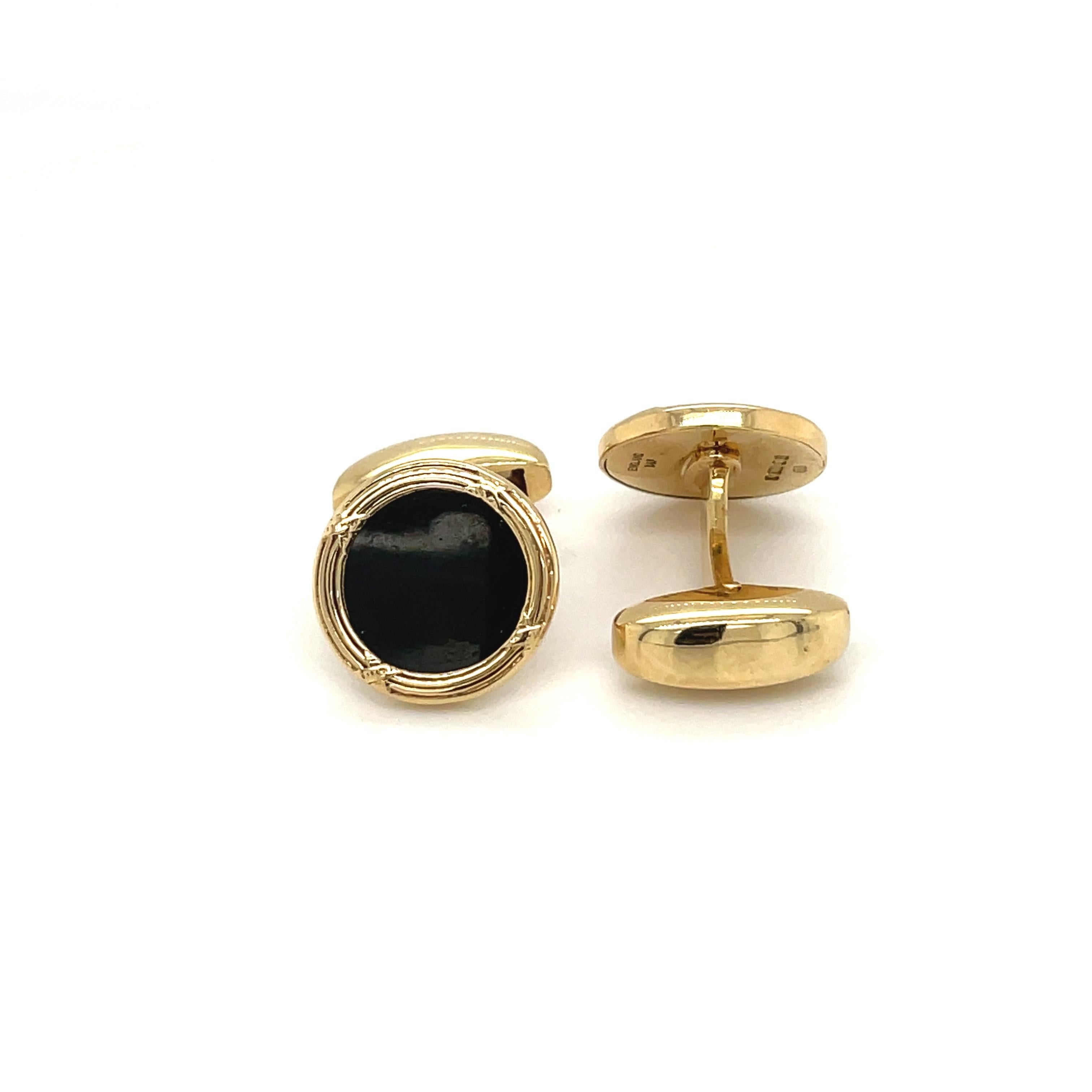 18 karat yellow gold cuff links by Deakin & Francis, England's oldest family jewelers since 1786.
The round cuff links have black onyx centers with a gold detailed bezel. The bar back style cuff links are 14.5 mm in diameter.
Stamped England D&F 750