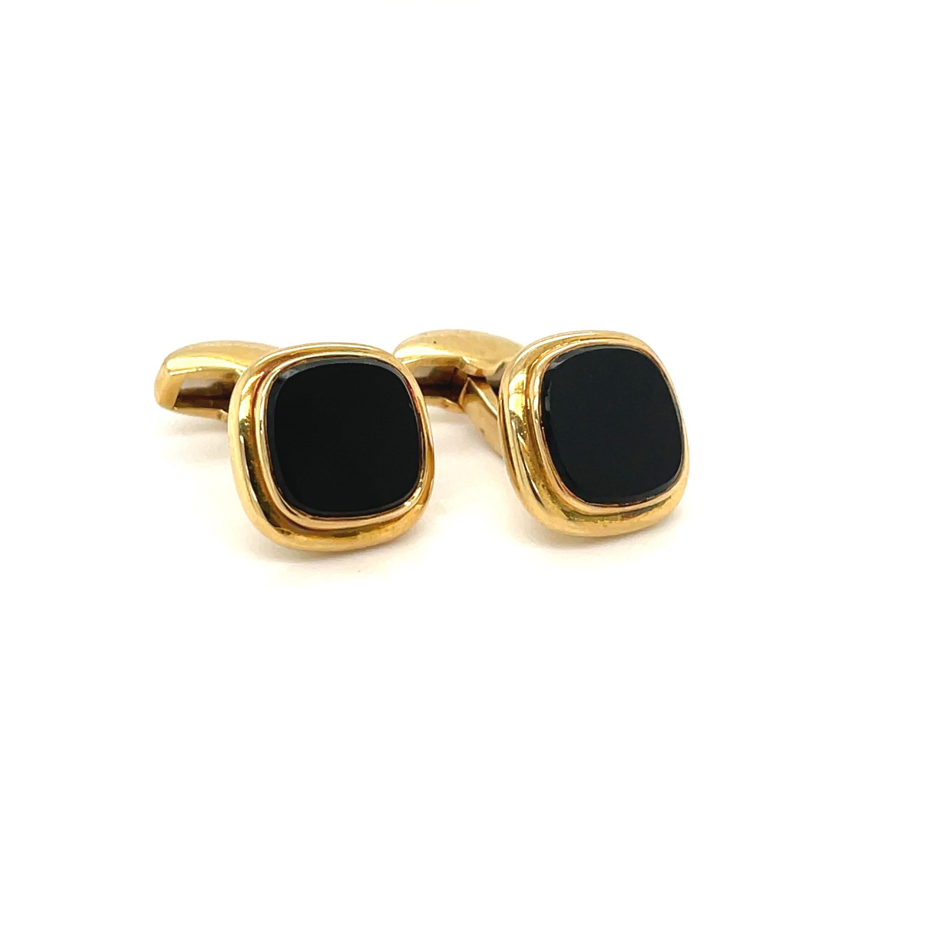 18 karat yellow gold cuff links by Deakin & Francis, England's oldest family jewelers since 1786.
The  cushion shaped cuff links center black onyx with a shiny gold bezel. The bar back style cuff links are 14 mm.
Stamped  D&F  750 along with the