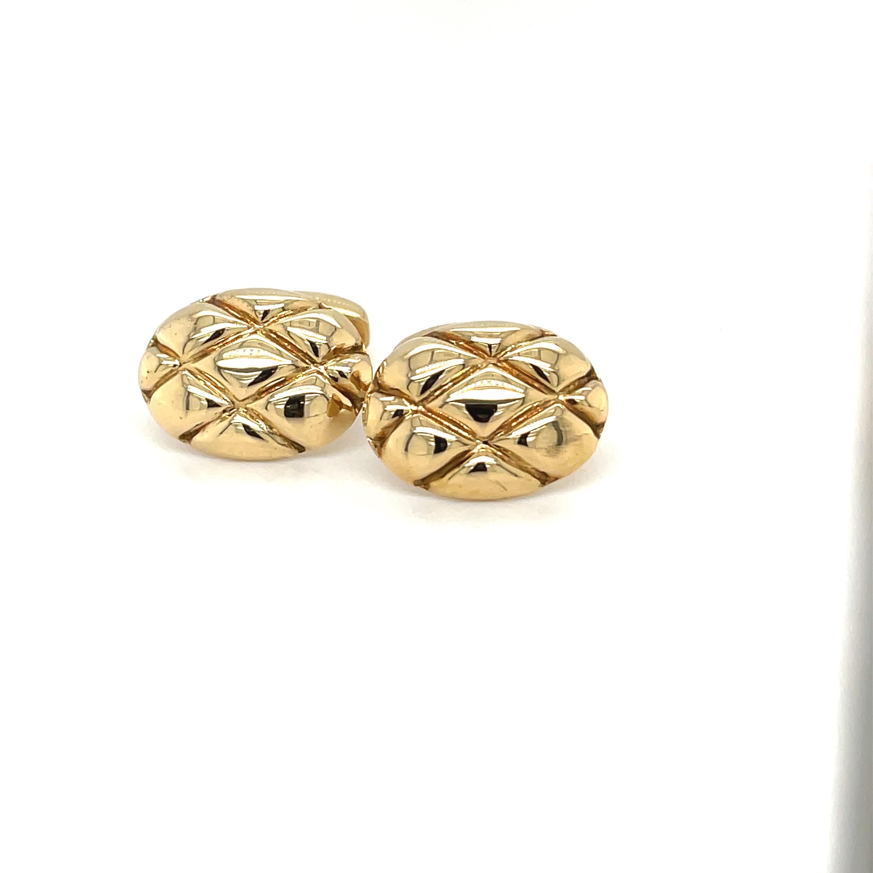 18 karat yellow gold oval cuff links by Deakin & Francis, England's oldest family jewelers since 1786.
The oval cuff links are a high polished yellow gold with a quilted lattice design. The bar back style cuff links are 18 x 13.5 mm.
Stamped 
