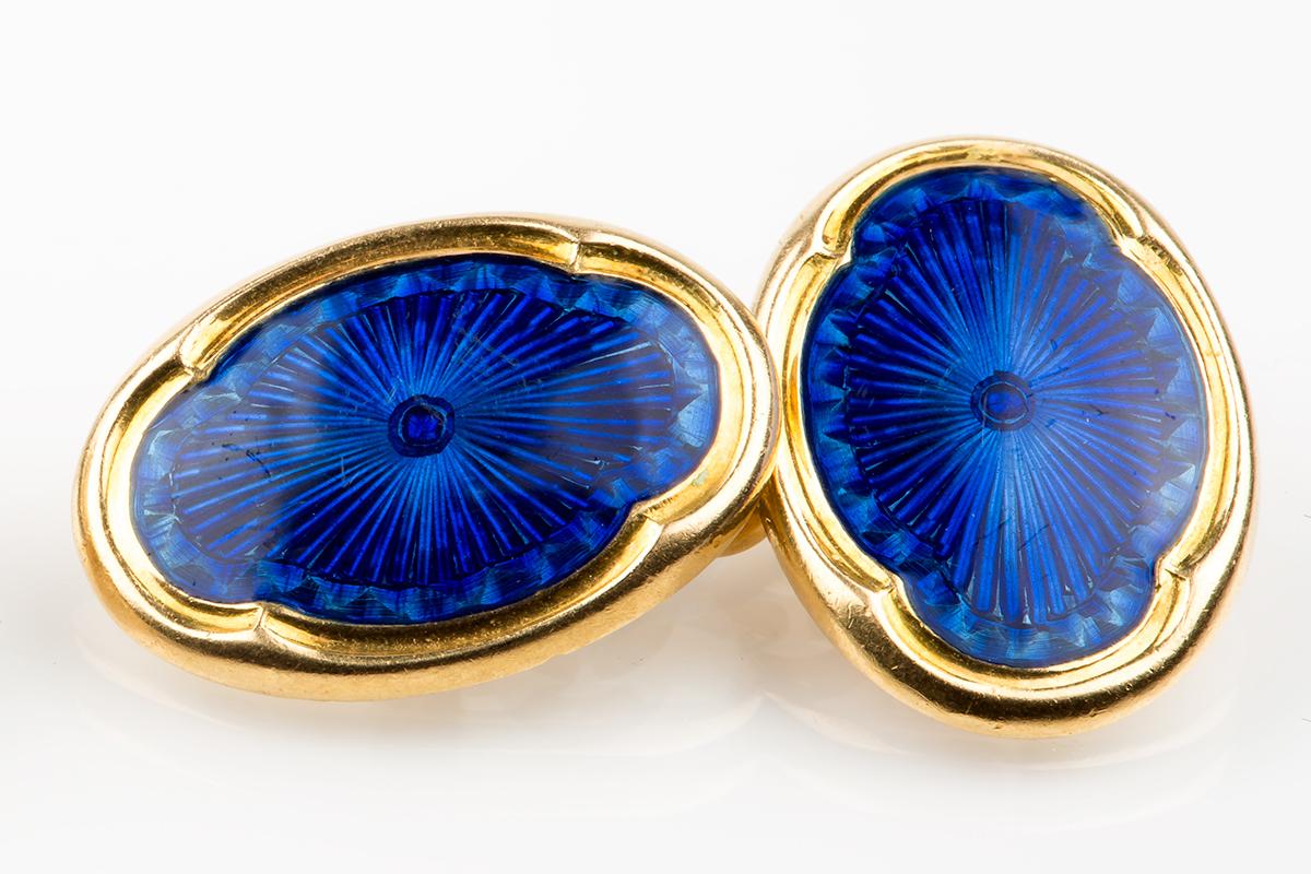 An antique pair of heavy quality double sided cufflinks signed D&F for Deakin & Francis with hallmarks for Birmingham. The oval shaped links have a bright blue guilloche enamel face, mounted on 18 carat yellow gold with a gold scalloped border.