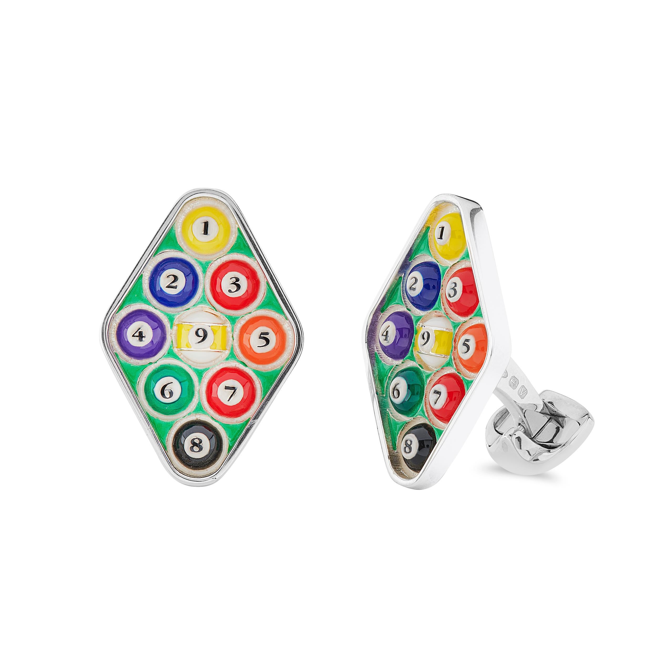 Deakin & Francis, Piccadilly Arcade, Londra

Questi gemelli da polso in argento sterling con design a forma di tavolo da biliardo sono caratterizzati da palle da biliardo smaltate di diversi colori e da una faccia smaltata di colore verde che