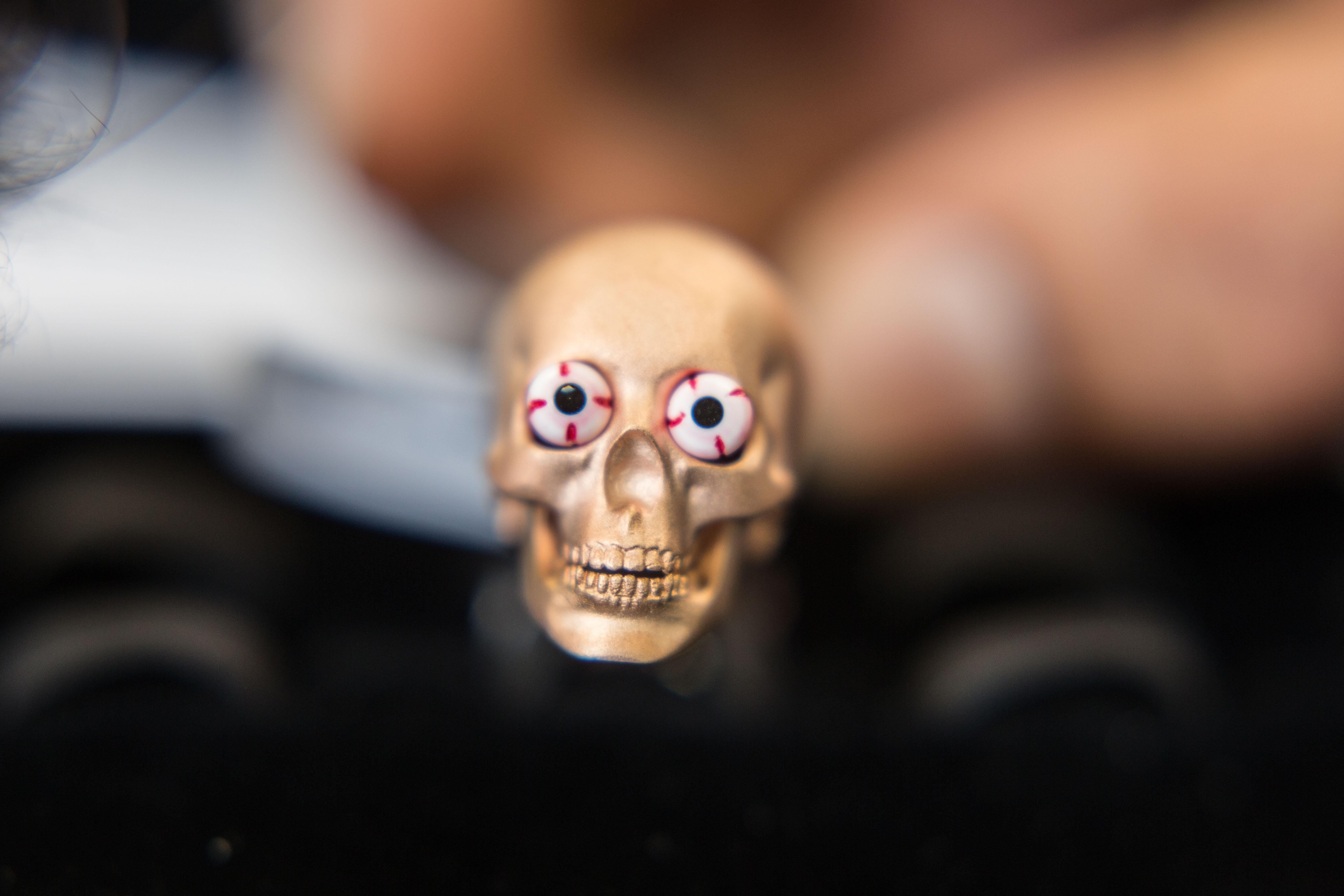 DEAKIN & FRANCIS, Piccadilly Arcade, London

Wonderfully fun and eye catching, these popping eye skulls are a great addition to the ever expanding Deakin & Francis skull offering. In a stylish rose gold satin finish, these skull cufflinks feature