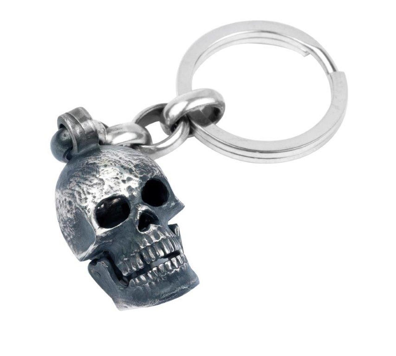 This solid, weighty Sterling Silver skulls head key ring will guard your keys with its life! Featuring the Deakin & Francis iconic jaw dropping, eye popping design with bright Cubic Zirconia eyes .
Featuring the Deakin & Francis logo for