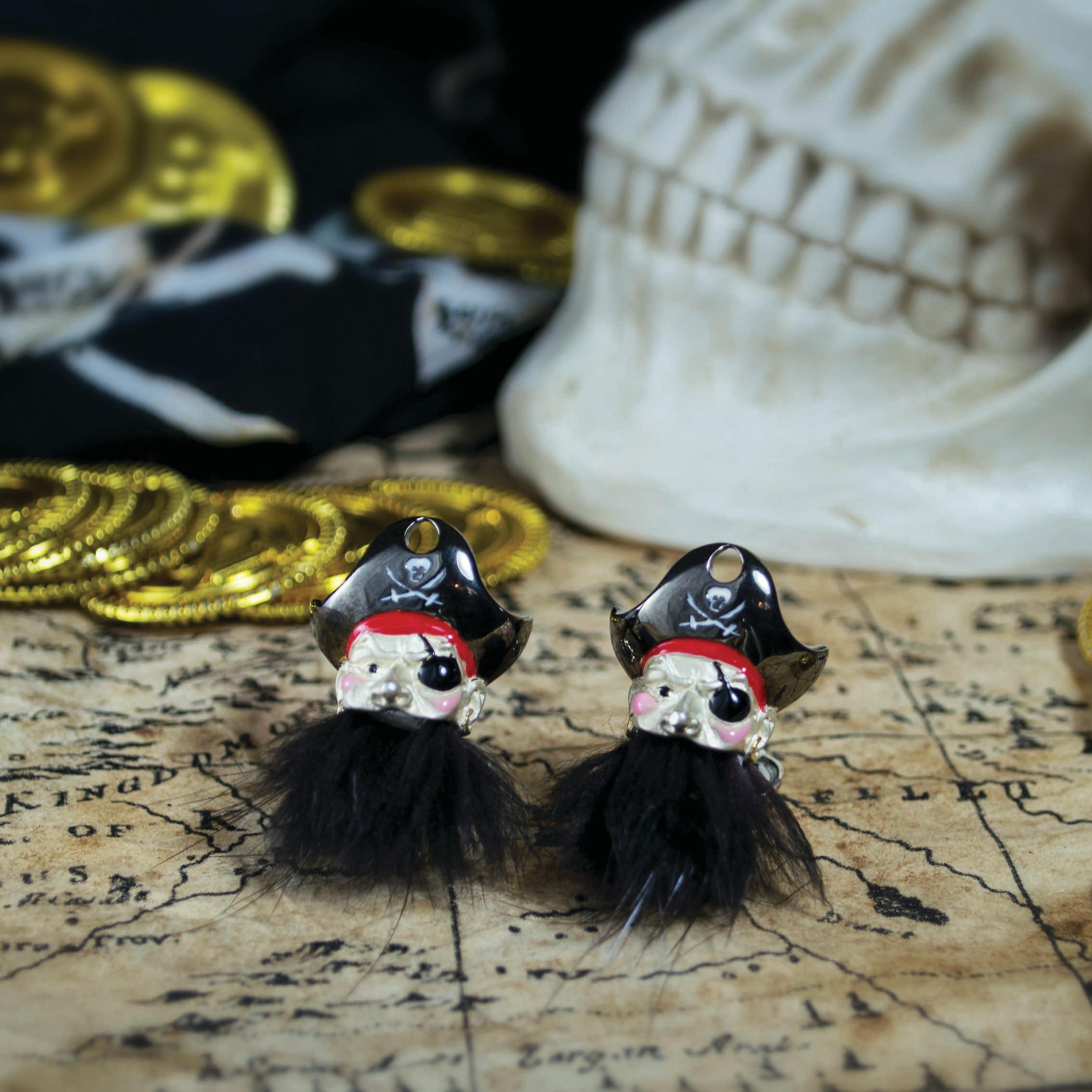 Shiver me timbers - these cufflinks are frightfully good! Made from Sterling Silver, these stunning pirate cufflinks feature a traditional black eye patch and pirate hat complete with skull and cross bones emblem on the front.
Perfectly finished off