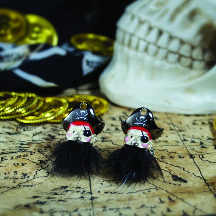  Shiver me timbers - these cufflinks are frightfully good! Made from Sterling Silver, these stunning pirate cufflinks feature a traditional black eye patch and pirate hat complete with skull and cross bones emblem on the front.

Perfectly finished