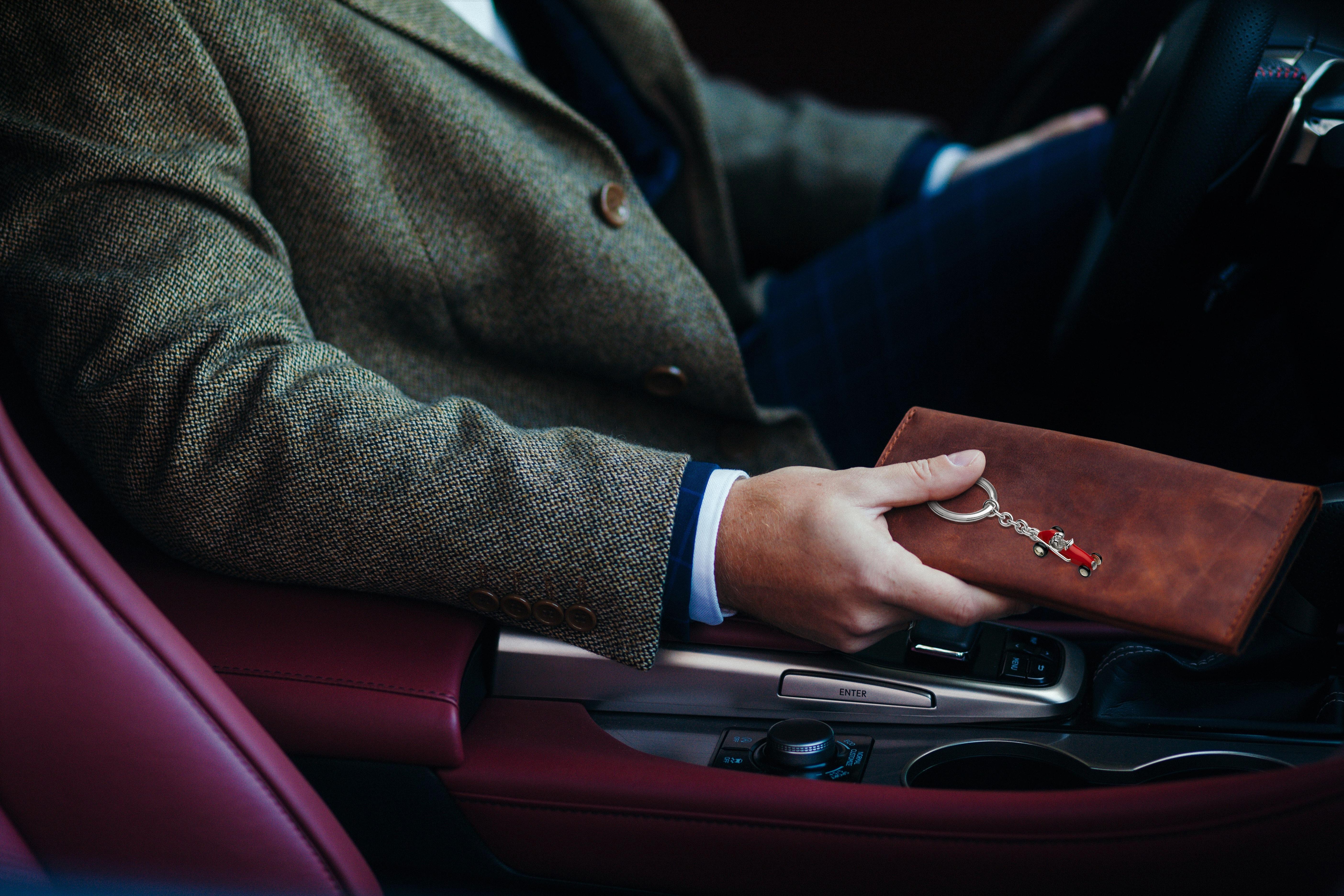 DEAKIN & FRANCIS, Piccadilly Arcade, Londres

Inspiré de la traditionnelle voiture de course vintage, vous voyagerez avec style grâce à ce porte-clés en argent sterling en forme de voiture de course ! Émaillé à la main dans une finition rouge vif de