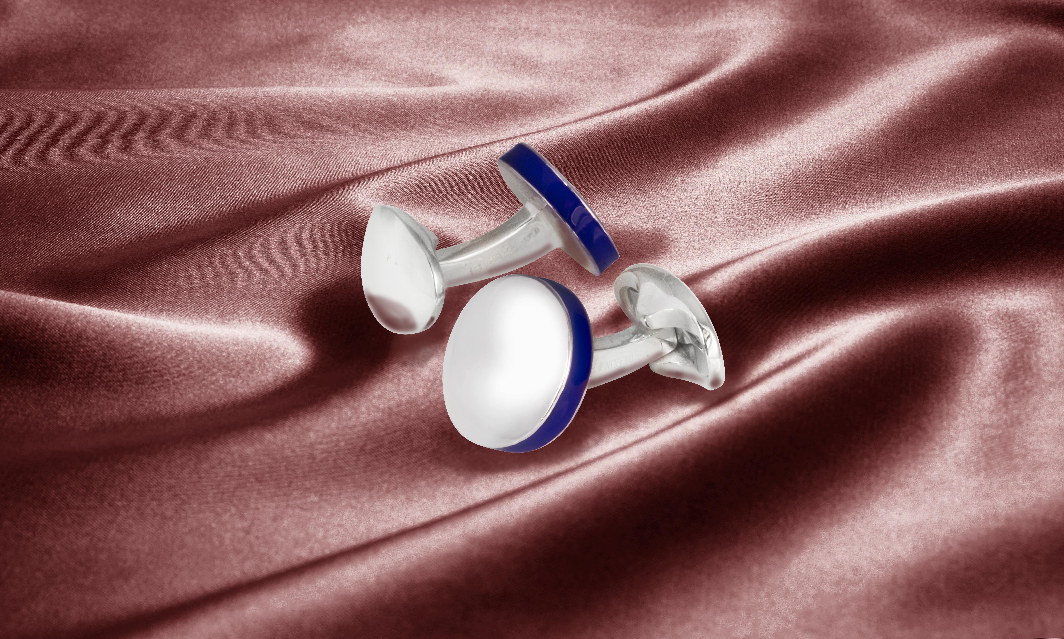 DEAKIN & FRANCIS, Piccadilly Arcade, London.

Classic, timeless and traditional. But, with a subtle splash of colour! This pair of cufflinks is the perfect choice for the sophisticated gentleman.
In an elegant round shape, these cufflinks have been