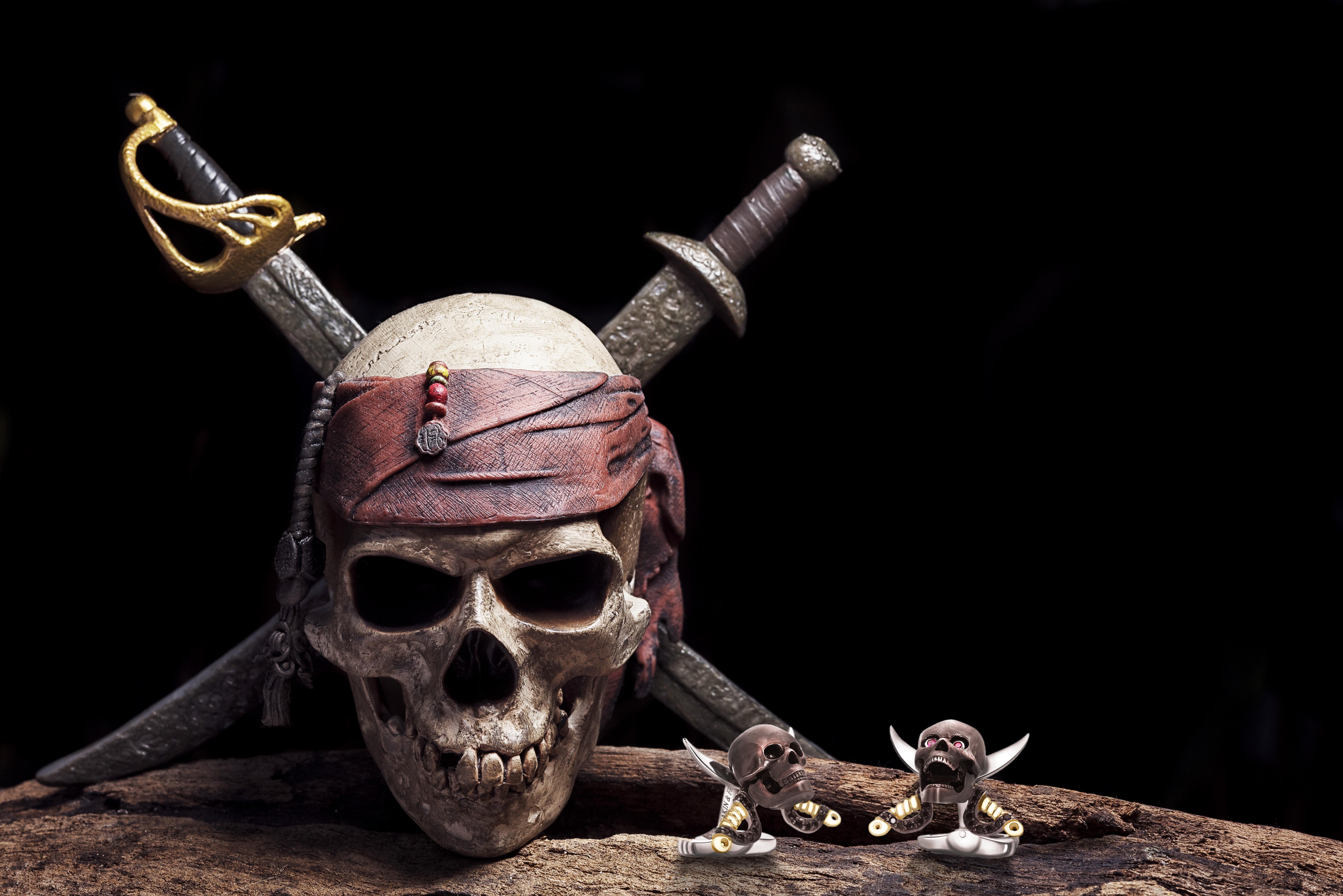 DEAKIN & FRANCIS, Piccadilly Arcade, London

Ahoy me hearties! Be the captain with these sterling silver skull and swords cufflinks. Featuring black spinel set sword handles and a black oxidised skull, these cufflinks are jaw dropping… Literally,