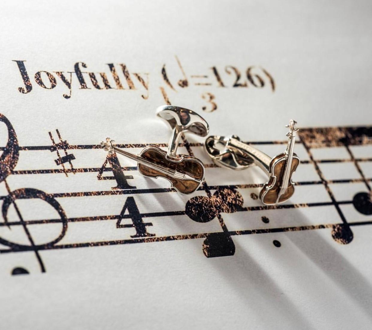 DEAKIN & FRANCIS, Piccadilly Arcade, London

Pull on his heart strings with these elegant violin cufflinks.

The heart of the orchestra, the violin is a wonderful classical instrument. And these music inspired, sterling silver cufflinks will add a