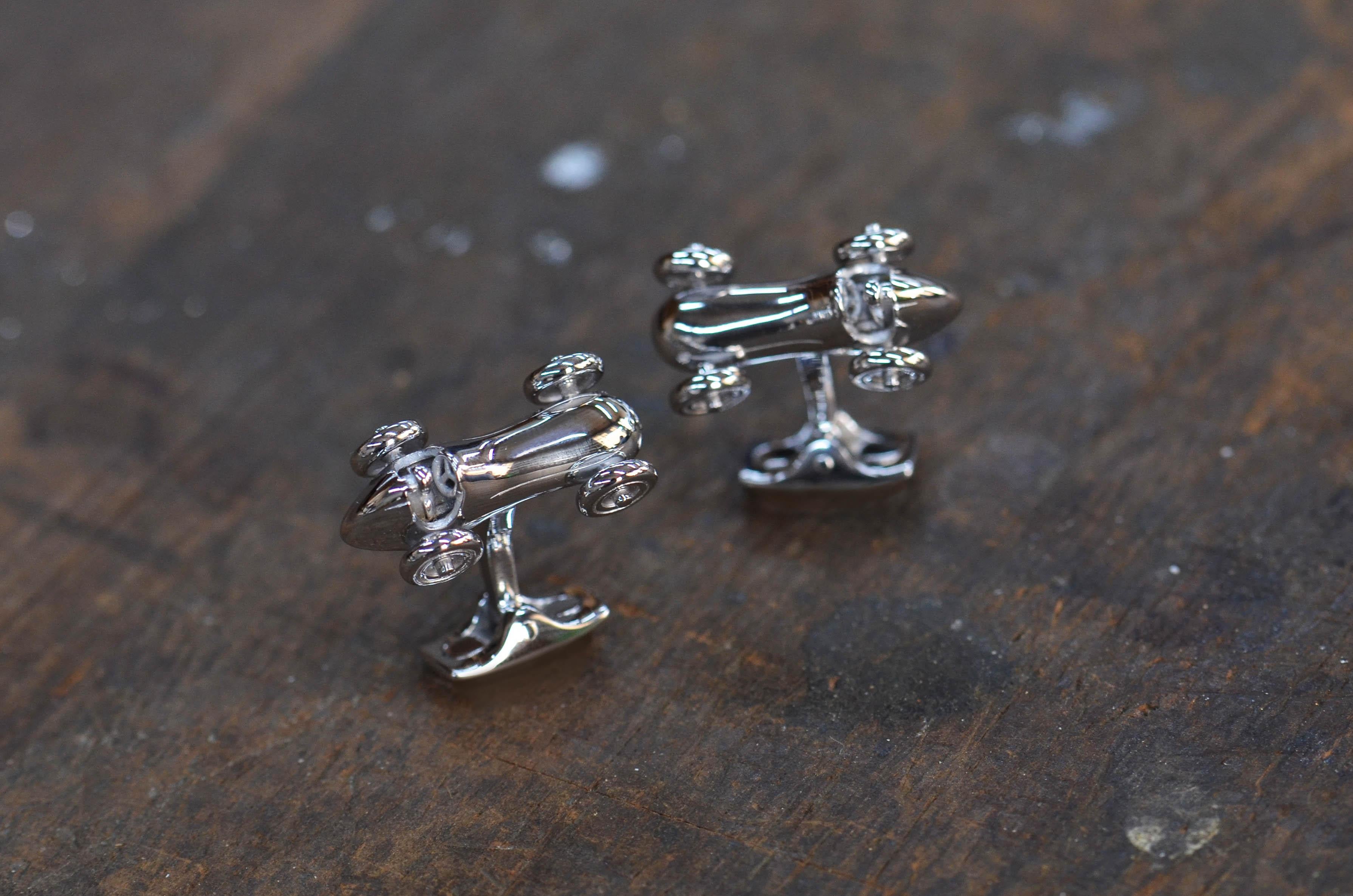 DEAKIN & FRANCIS, Piccadilly Arcade, London

These vintage car cufflinks are sure to move you into pole position by driving you to style victory.

Modelled on the vintage cars of the 1950s, this design features an elongated bonnet and moving wheels