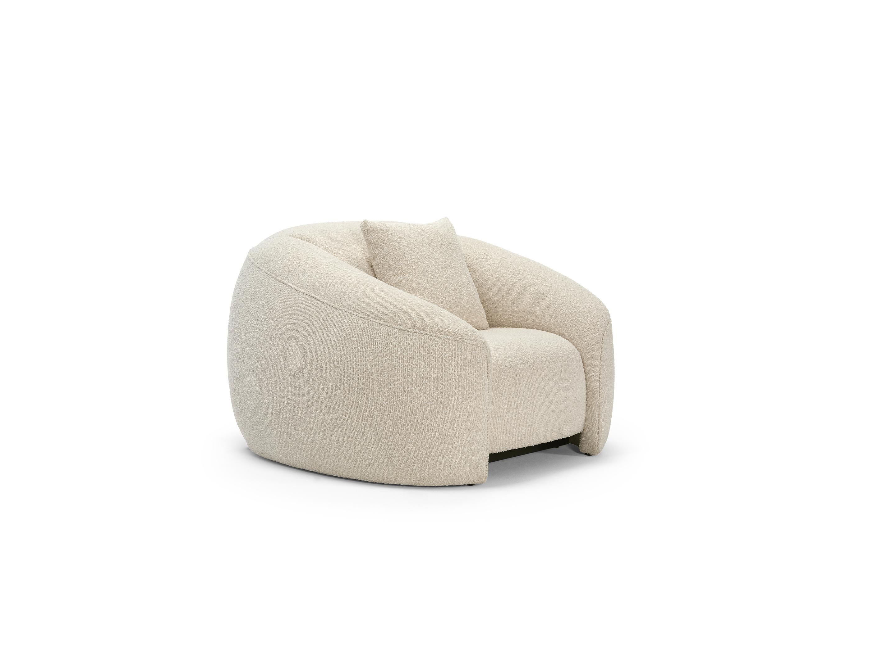 The curved DEAN sofa was designed to provide a superior comfort feeling. The enveloping structure and the balanced combination of feathers and memory foam will embrace you on a moment of trully relaxation. Dean is available to order with a matching