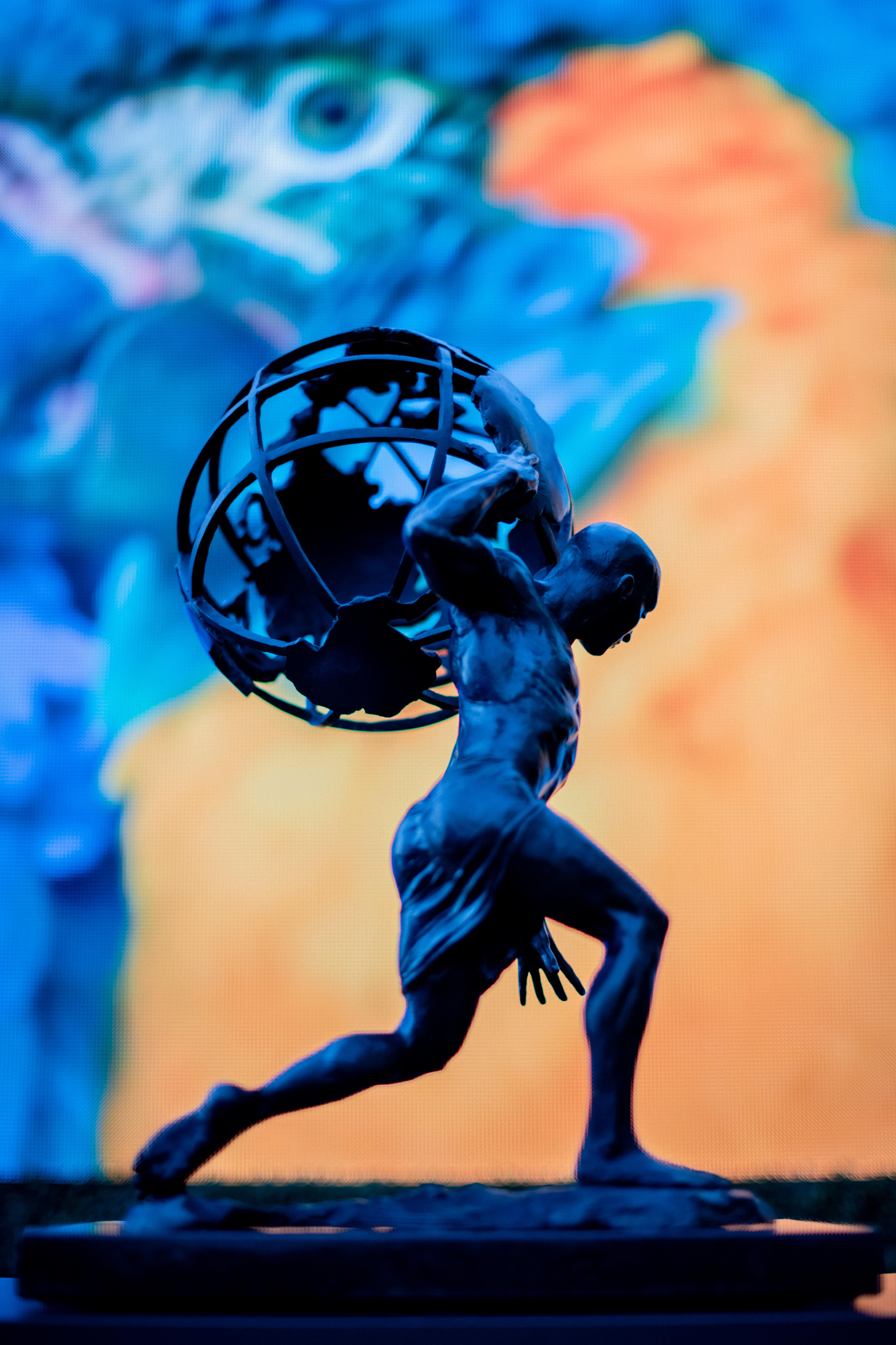 Atlas Shrugged - Escultura de bronce inspirada en la mitología griega sobre base de granito - Sculpture de Dean Kugler