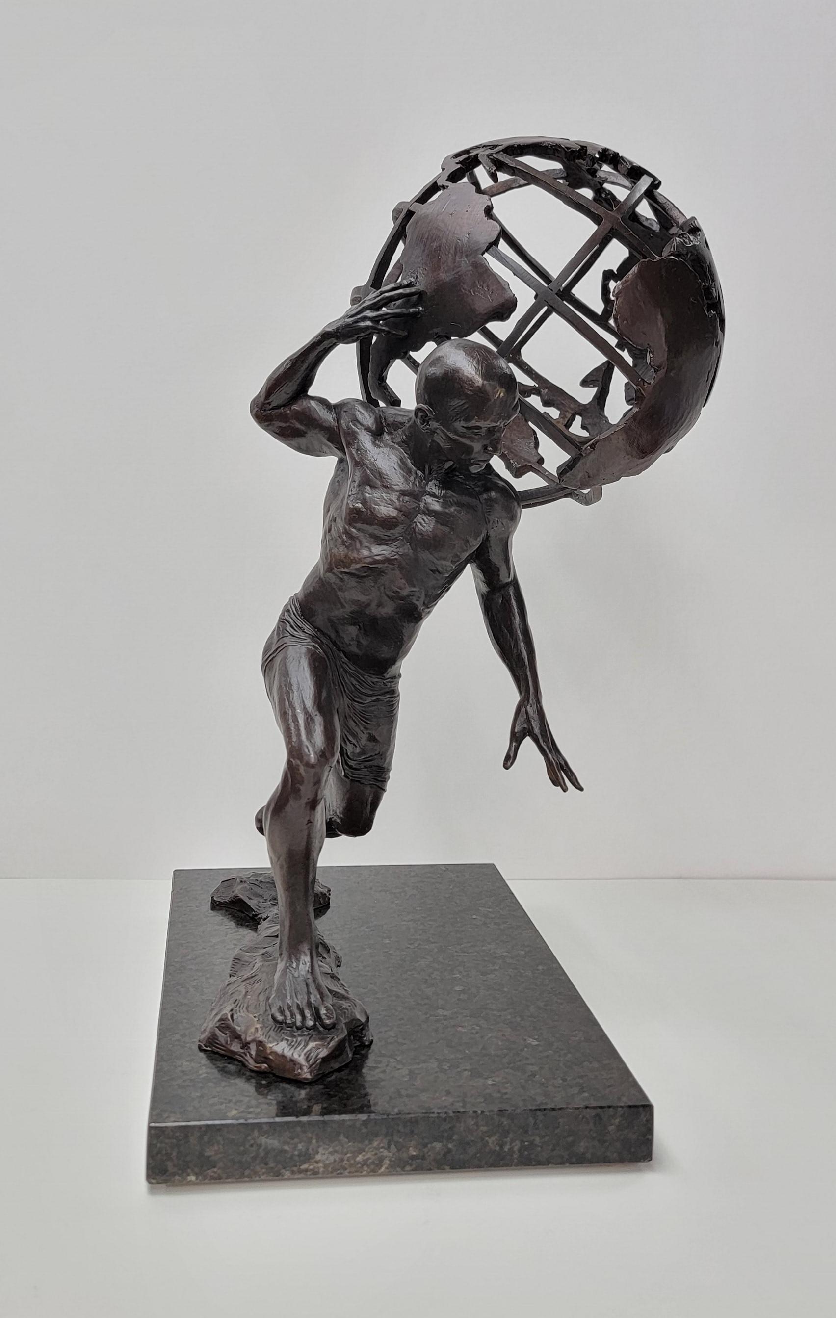 Atlas Shrugged - Escultura de bronce inspirada en la mitología griega sobre base de granito - Sculpture realista estadounidense de Dean Kugler