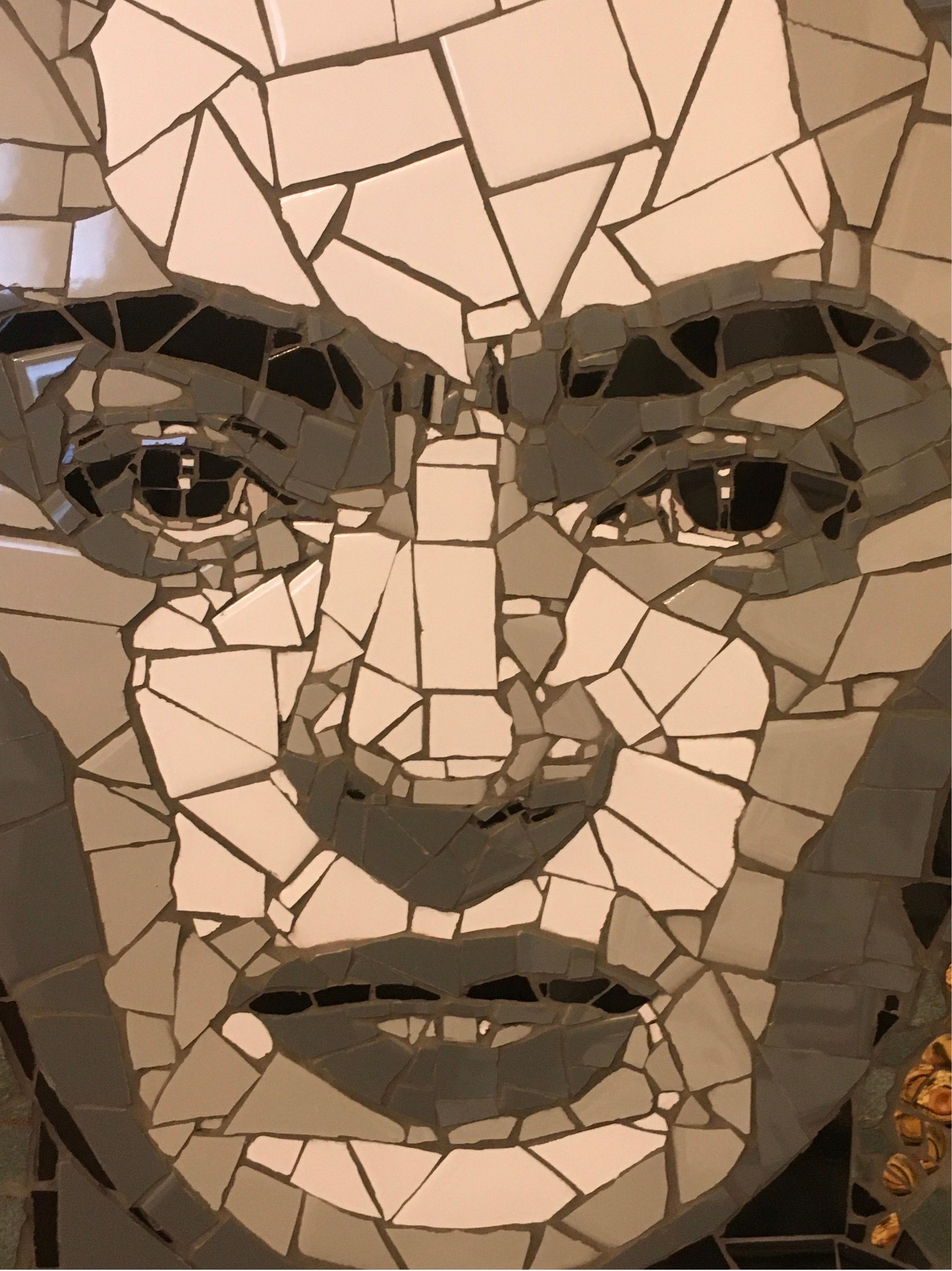 Mosaico, creato con piastrelle tagliate a mano.  Tecnica mista, 30 x 24,5, incorniciato a 32 x 26,5.  

Deans  A.A. Moore è un artista emergente di New York City. Essendo un autodidatta, Dean ha sperimentato vari mezzi e trova che la decostruzione