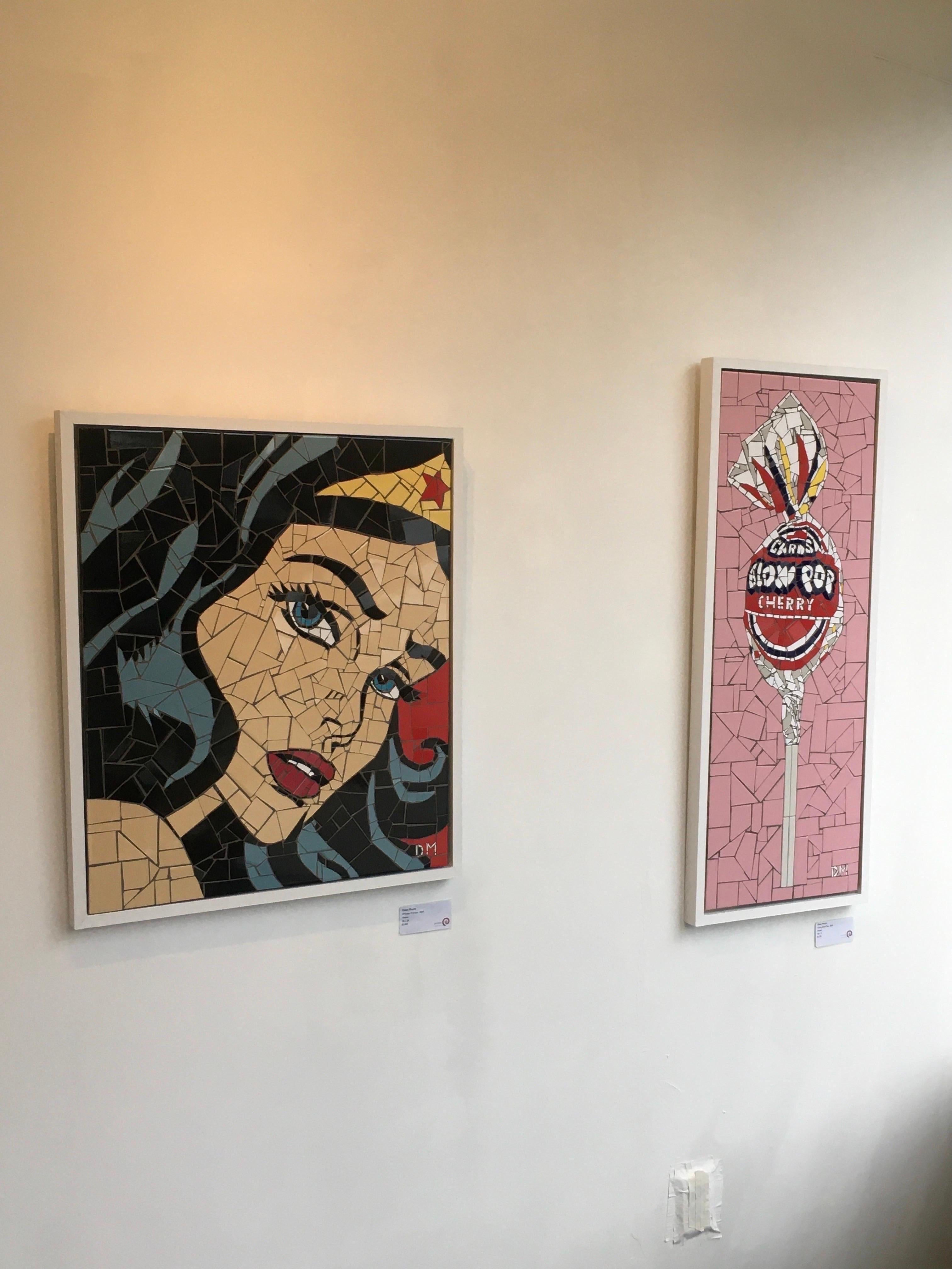 Wonder Woman, mosaïque de tuiles, œuvre d'art mixte - Beige Portrait Painting par Dean Moore