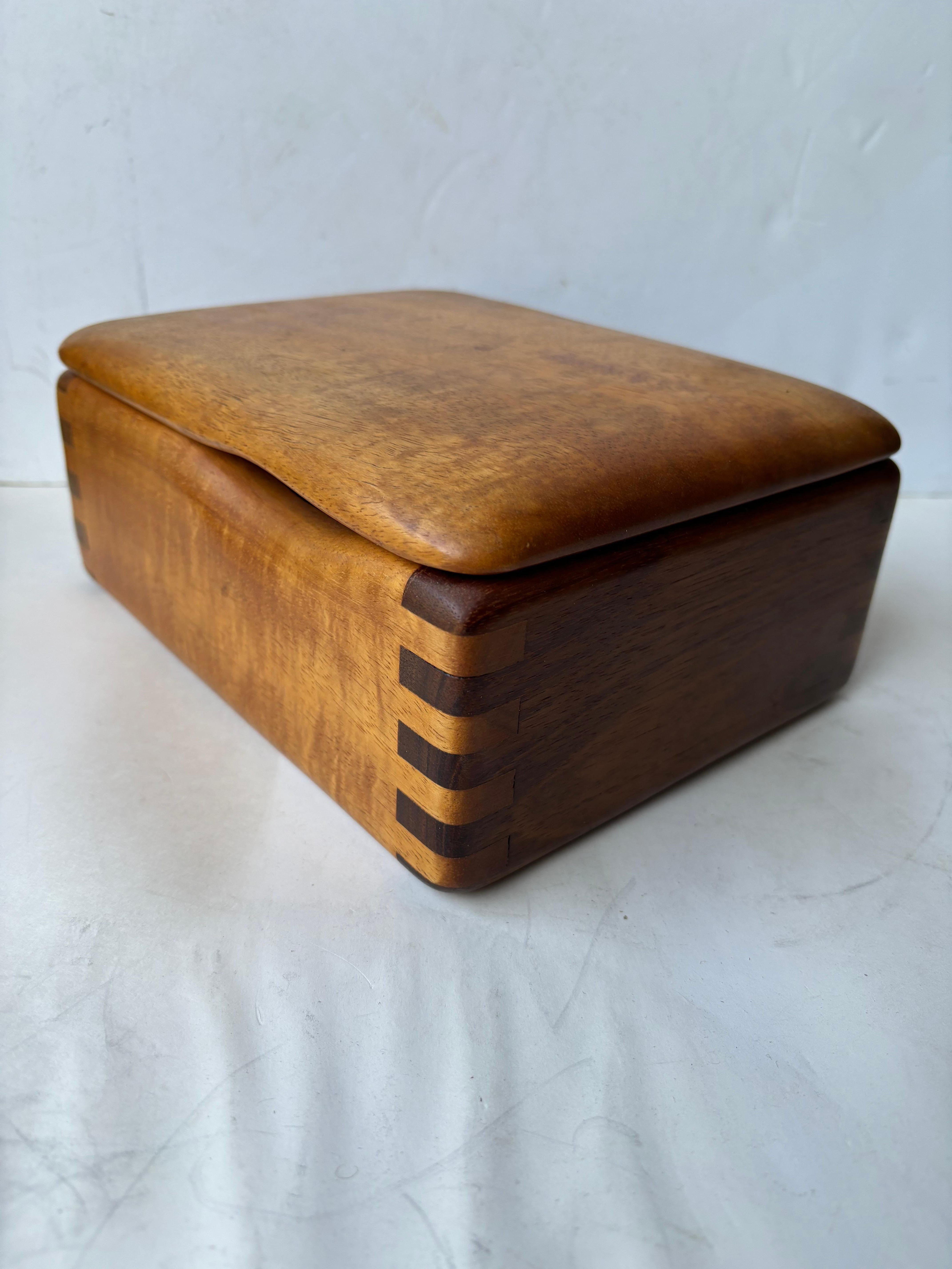 Preciosa caja de madera del conocido Dean Santner .