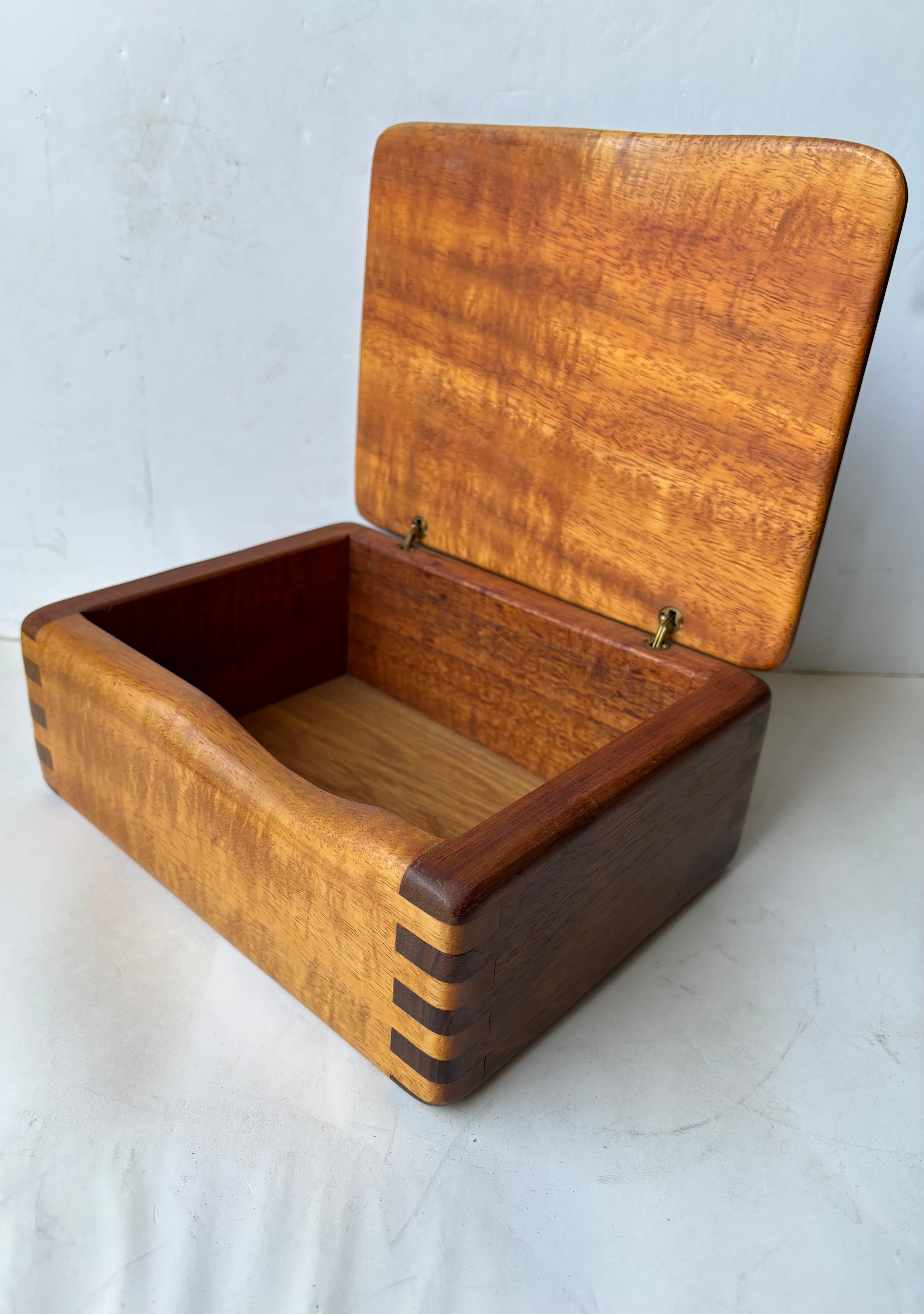 Dean Santner caja de madera / joyería / decorativo . Firmado Moderno en venta