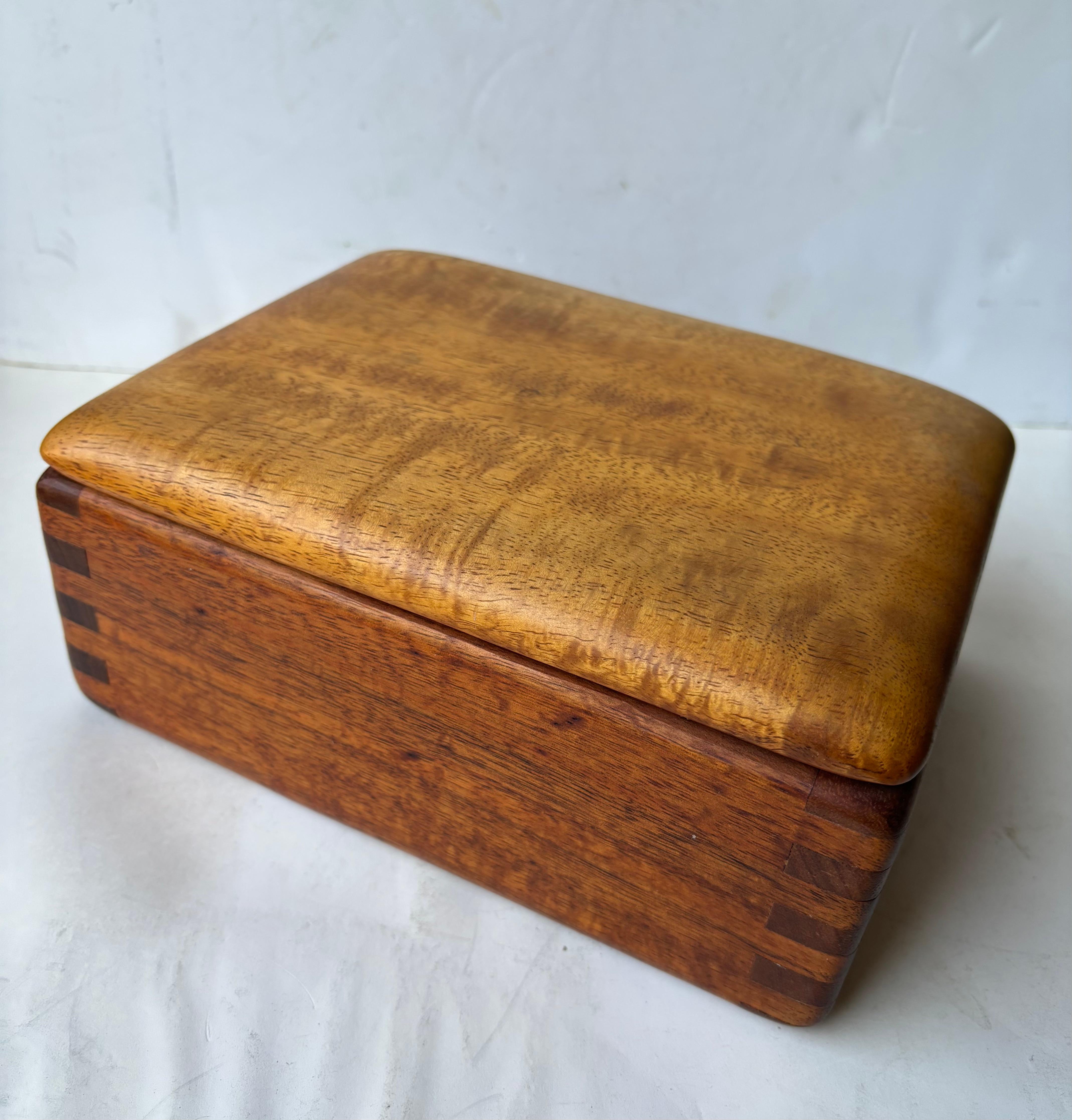 Dean Santner caja de madera / joyería / decorativo . Firmado Hecho a mano en venta