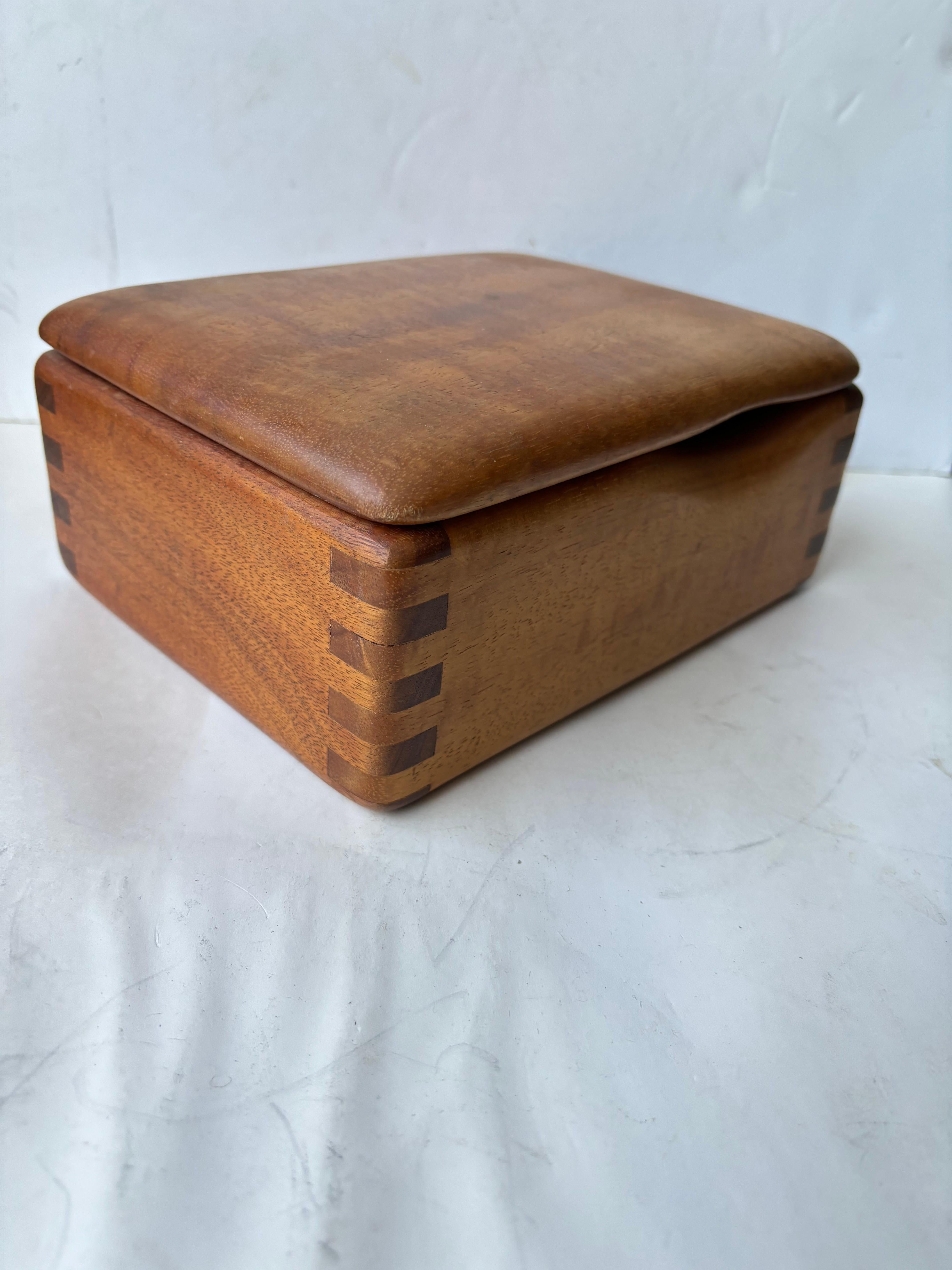 Dean Santner caja de madera / joyería / decorativo . Firmado en Bueno estado para la venta en Los Angeles, CA