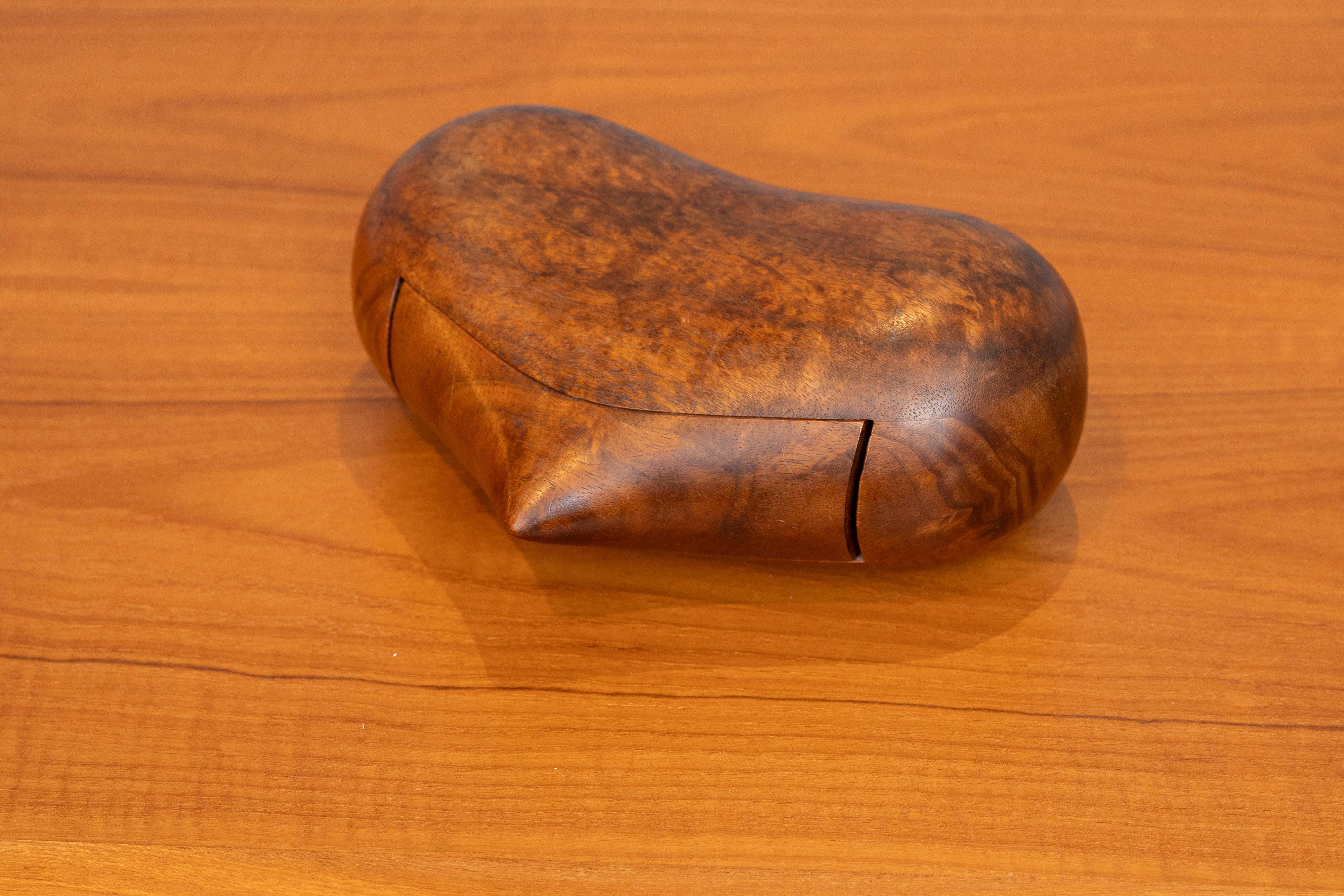 Dean Santner Design-Schmuckkästchen in Herzform, signiert. Hochqualifizierter Studio-Kunsthandwerker, der schöne und funktionelle Alltagsgegenstände von Hand herstellt. In sehr gutem Originalzustand.