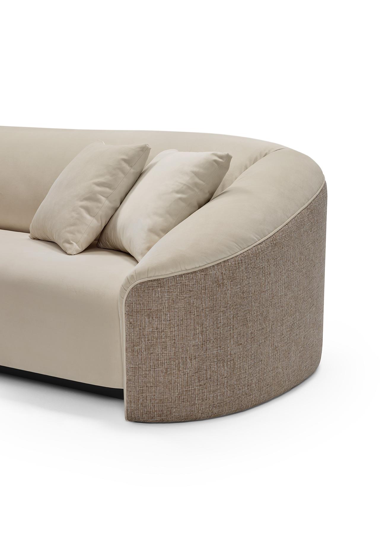 Das geschwungene Sofa DEAN wurde entwickelt, um ein überlegenes Komfortgefühl zu vermitteln. Die umhüllende Struktur und die ausgewogene Kombination aus Federn und Memory-Schaumstoff werden Sie in einen Moment wahrer Entspannung versetzen. Deans