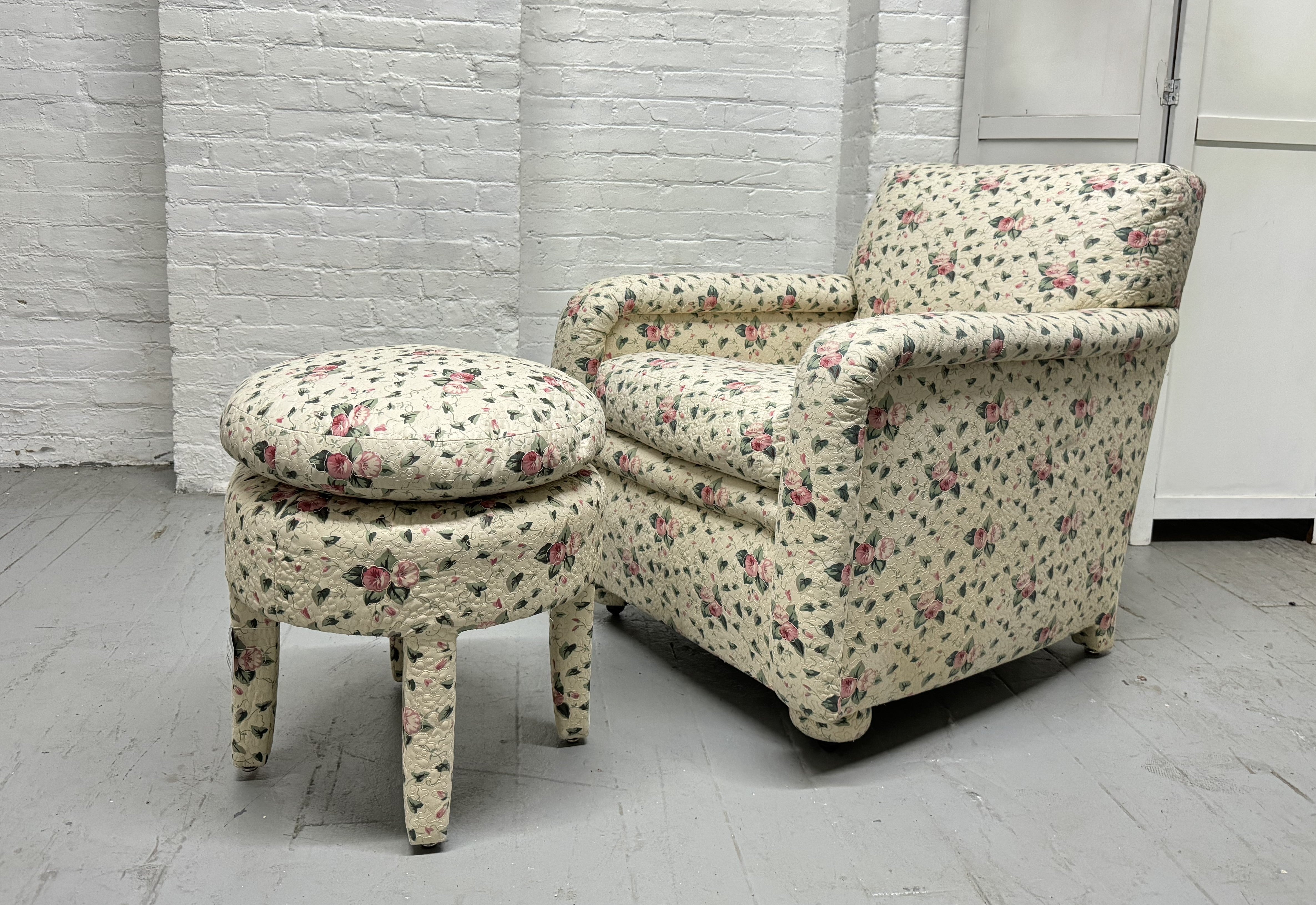 Sedia e ottomana floreale personalizzata Deangelis.  Tappezzeria di DeAngelis NYC.  Sedili con cuscini allentati.
Misure della sedia:  28H x 27W x 26D.
Misure dell'ottomana:  18