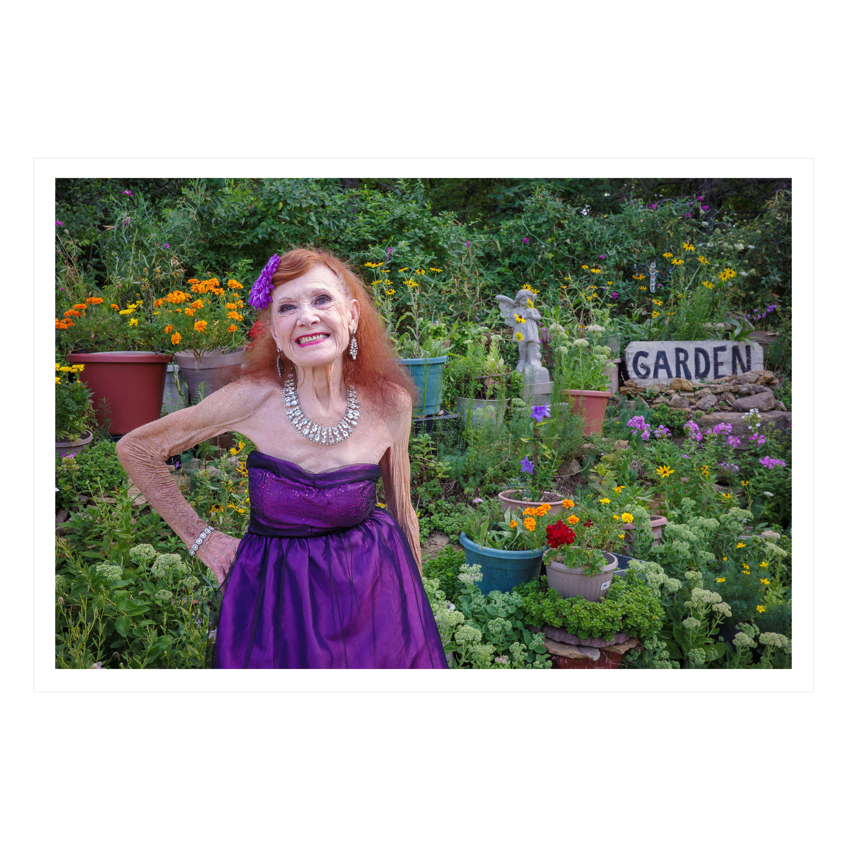 A. Donna nel suo giardino (40% di sconto sul prezzo di listino) - Photograph di Deanna Dikeman