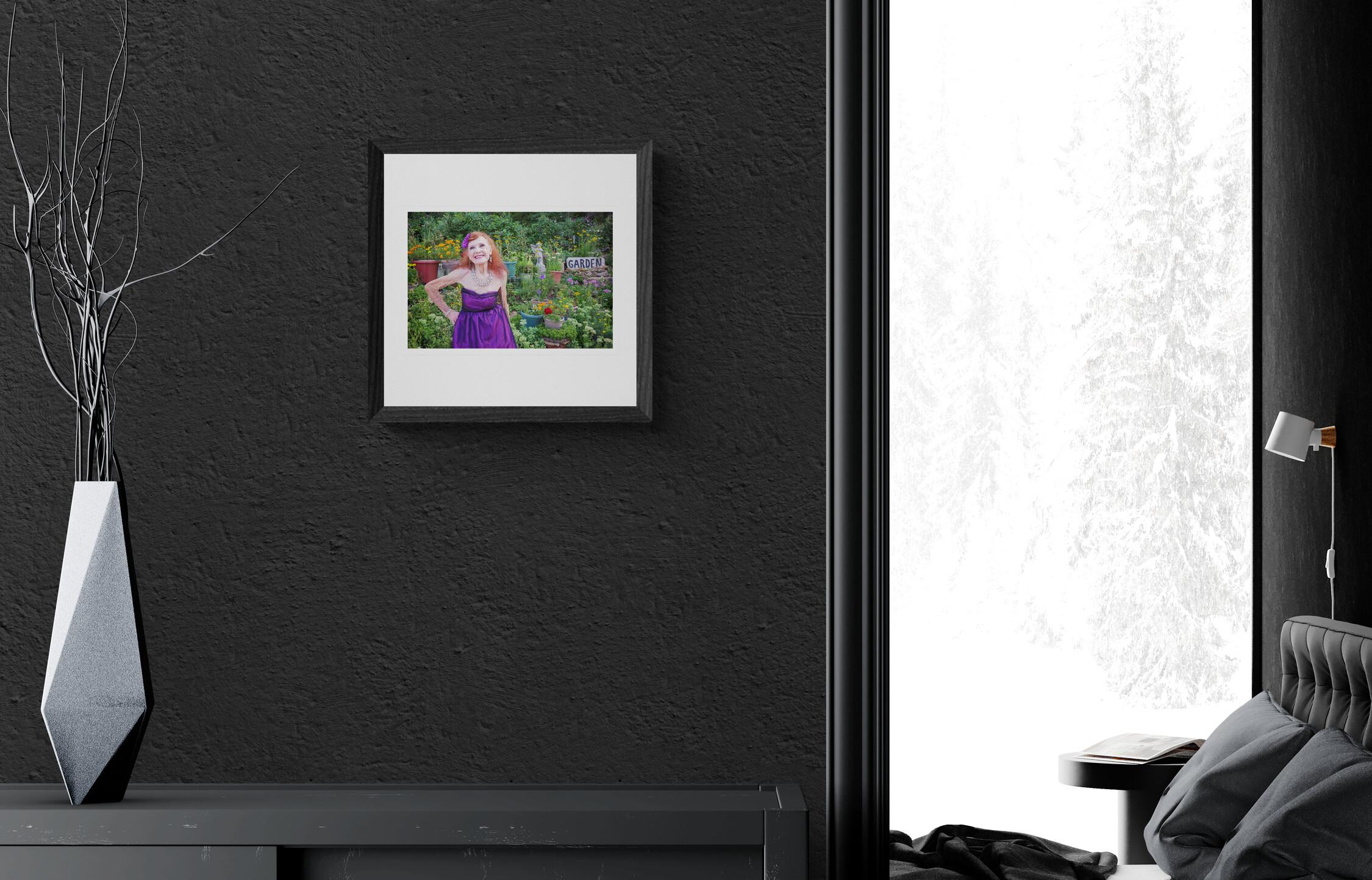 A. Donna nel suo giardino (40% di sconto sul prezzo di listino) - Photograph Contemporaneo di Deanna Dikeman