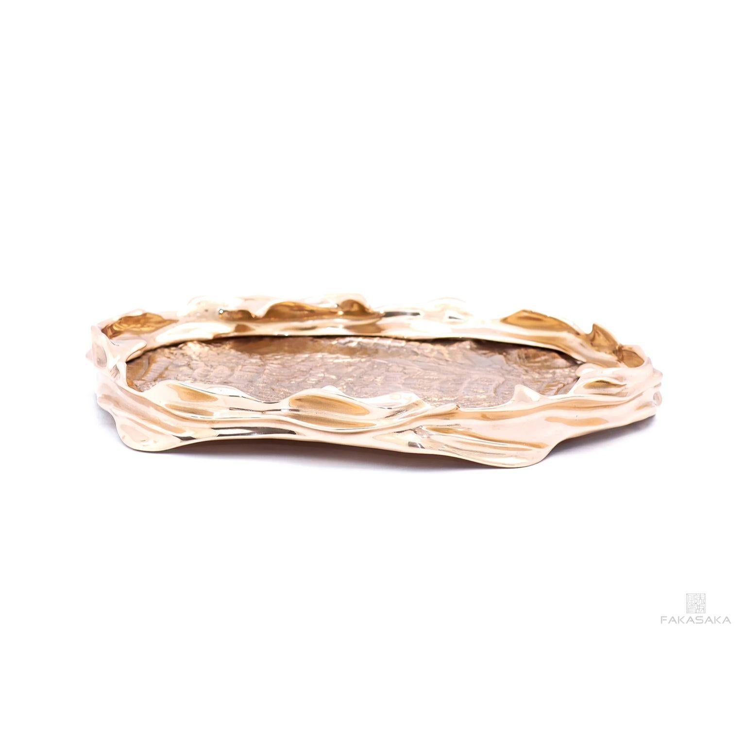Schale Dear Celia von Fakasaka Design.
Abmessungen: B 36 cm T 30 cm H 7 cm.
MATERIAL: polierte Bronze.

 FAKASAKA ist ein Designunternehmen, das sich auf die Herstellung von hochwertigen Möbeln, Leuchten, Dekorationsobjekten, Juwelen und