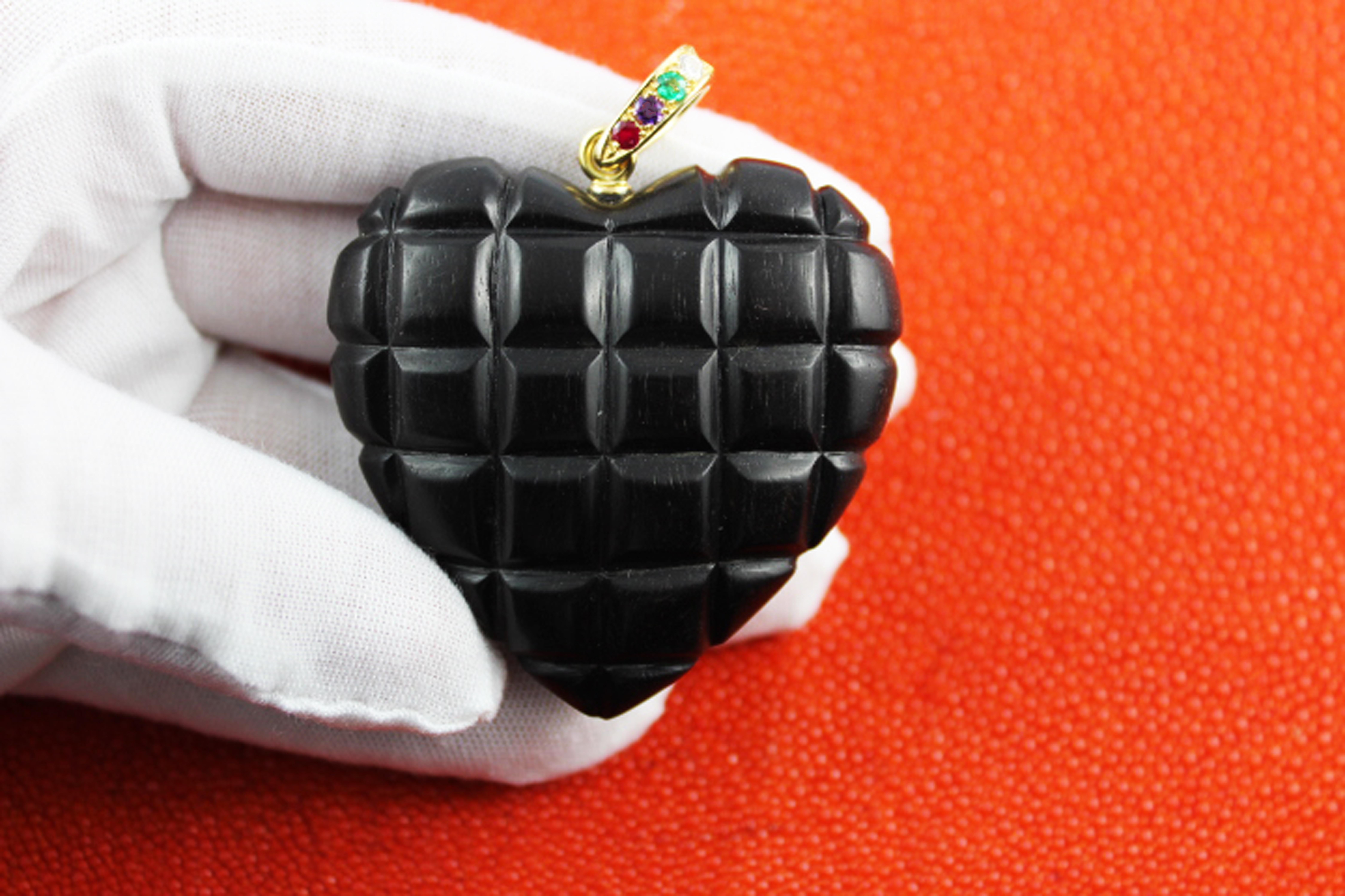Pendentif cœur cher en or jaune 18 carats avec diamant, émeraude, améthyste, rubis et bois noir Neuf - En vente à Milano, IT