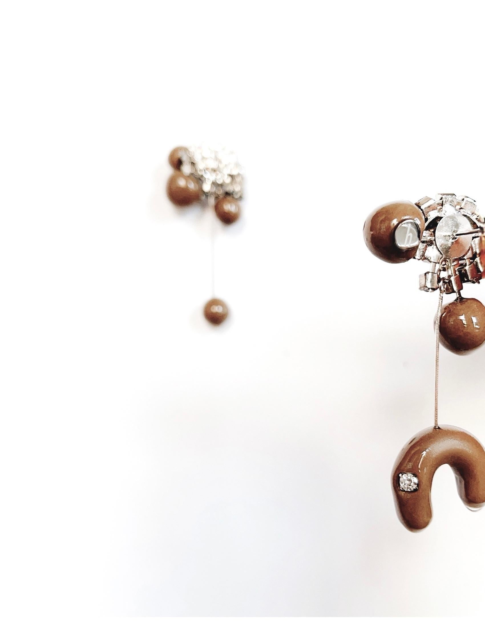 Arts and Crafts Orecchini con charm di cristallo DEAR MOM in vendita