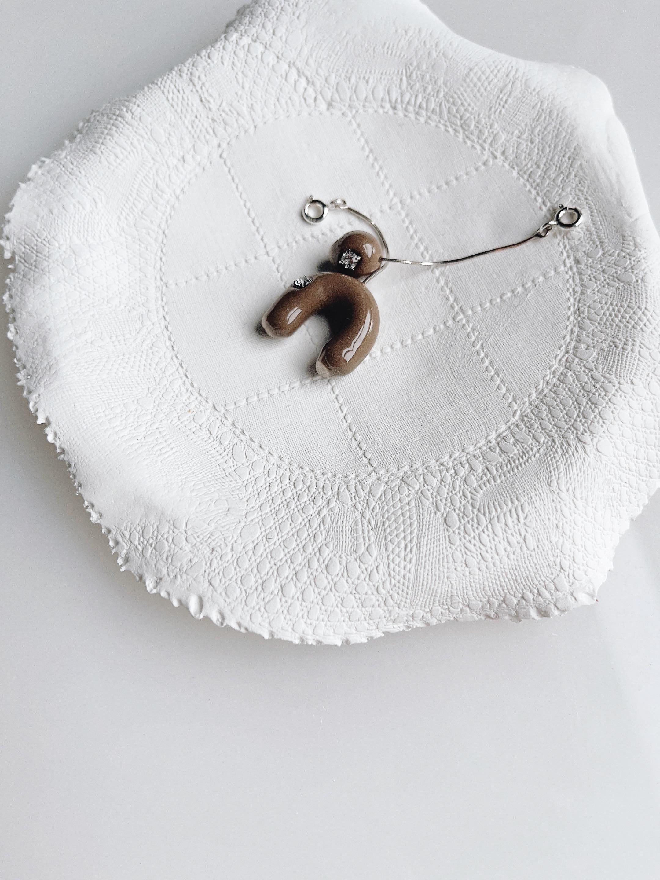 Donna Orecchini con charm di cristallo DEAR MOM in vendita