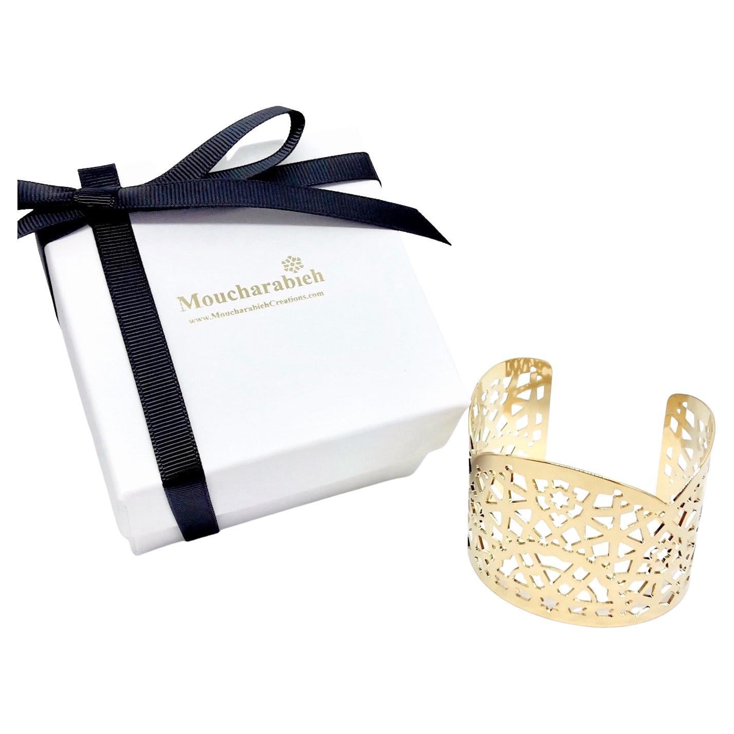 The art of oriental geometric patterns makes this brass lace cuff beautiful. 
DEAR ORIENT Cuff in brass 18k yellow gold plated, MADE IN FRANCE.
