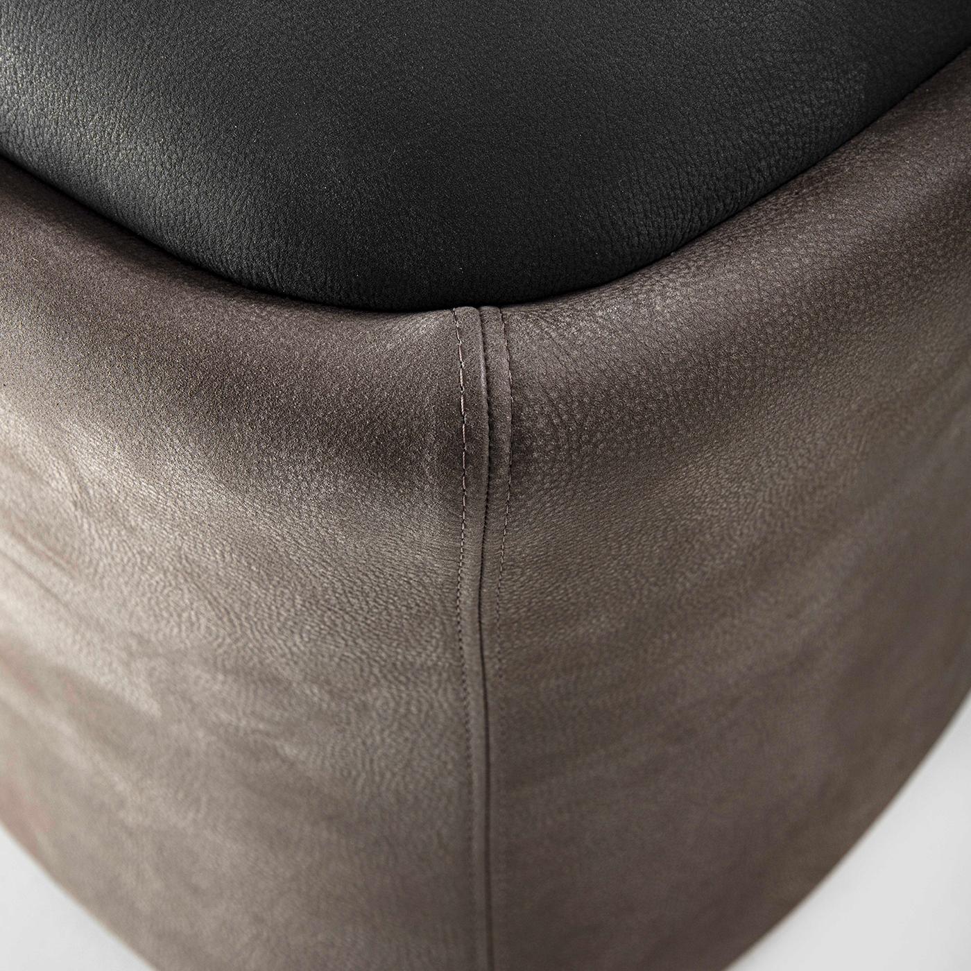 This compact pouf luxuriously covered in fine leather is a sophisticated design ideal to provide an extra seat for an unexpected guest or a plump footrest after a long workday. Perfect to complement refined modern homes marked by neutrals, it is