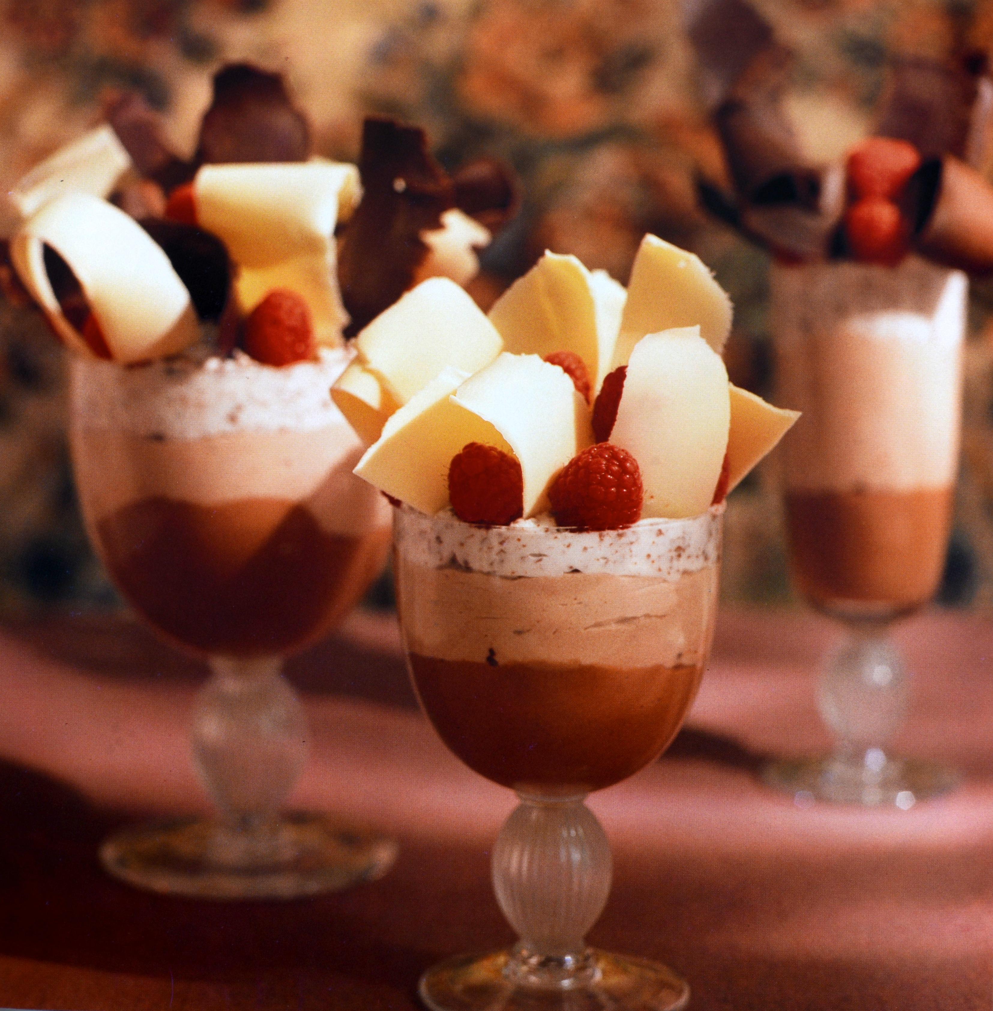 Américain Death by Chocolate : The Last Word on a consuming Passion, signé, 1st Ed en vente