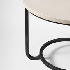 DEAUVILLE: Mesa con pedestal de hierro forjado y piedra caliza, de Nicolas Aubagnac, 2025