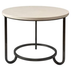 DEAUVILLE: Mesa con pedestal de hierro forjado y piedra caliza, de Nicolas Aubagnac, 2025