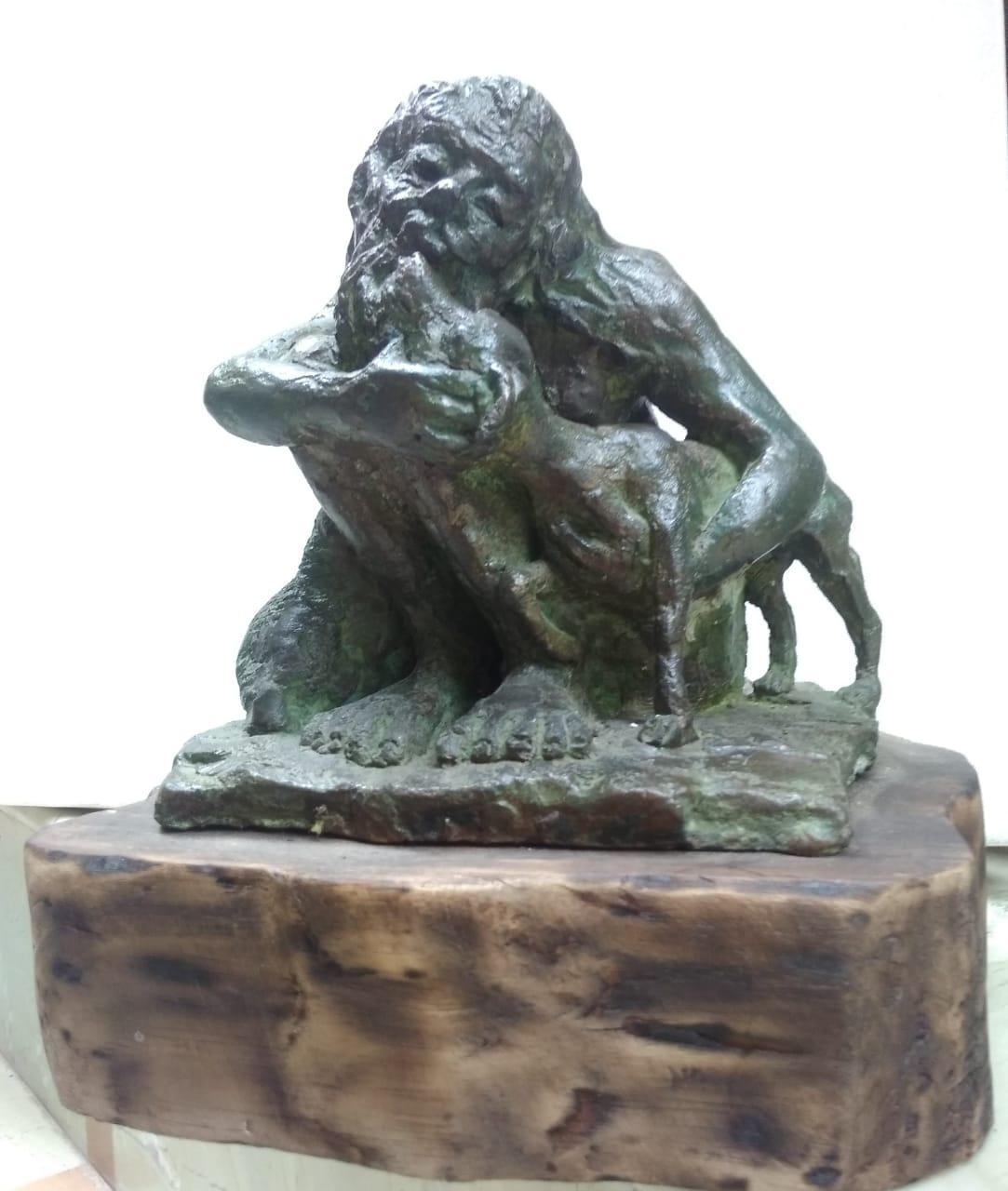 Figurative Sculpture de Debabrata De - Amor, Hombre Amando al Perro, Escultura Bronce Pátina Verde "En Stock"