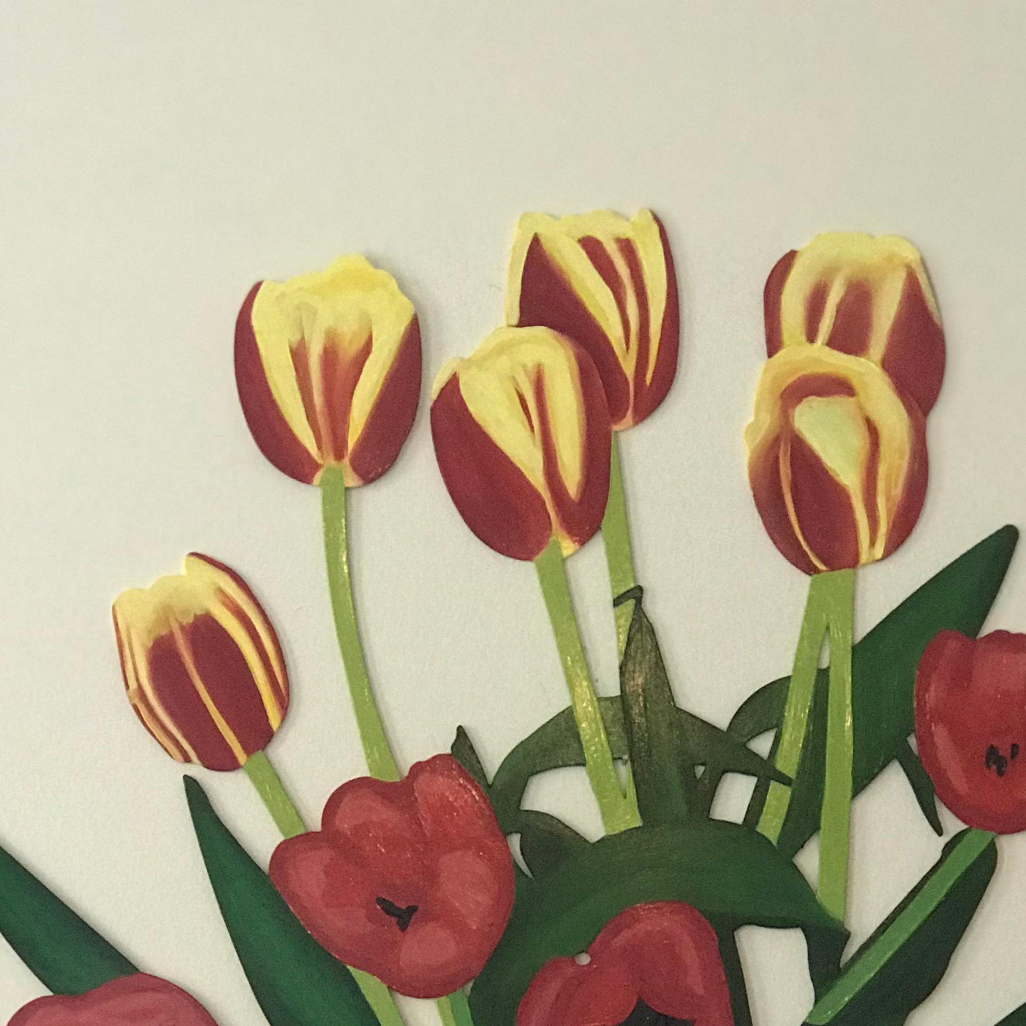 Douze tulipes SM, sculpture murale peinte à l'huile rouge, jaune, bleue - Sculpture de Debbie Carfagno