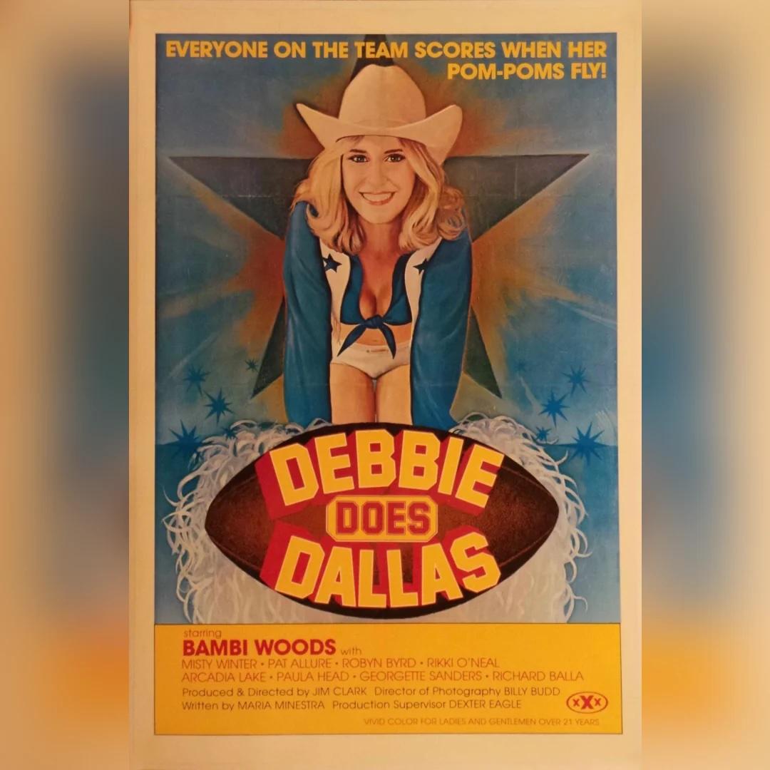 Debbie macht Dallas (1978)
Original US One Sheet (25 X 38 Zoll)

Debbie Does Dallas (1978), das wohl berühmteste und kultigste Filmplakat für Erwachsenenfilme aller Zeiten, ist ein echtes Relikt der Popkultur der 1970er Jahre und des