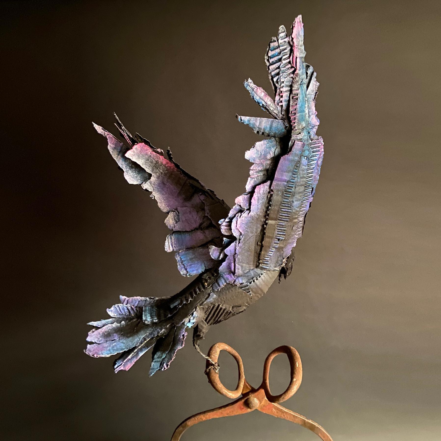 A Magisterial Mixed Media-Karton-Skulptur „As the Crow Flies“ aus Magisterial – Sculpture von Debbie Korbel