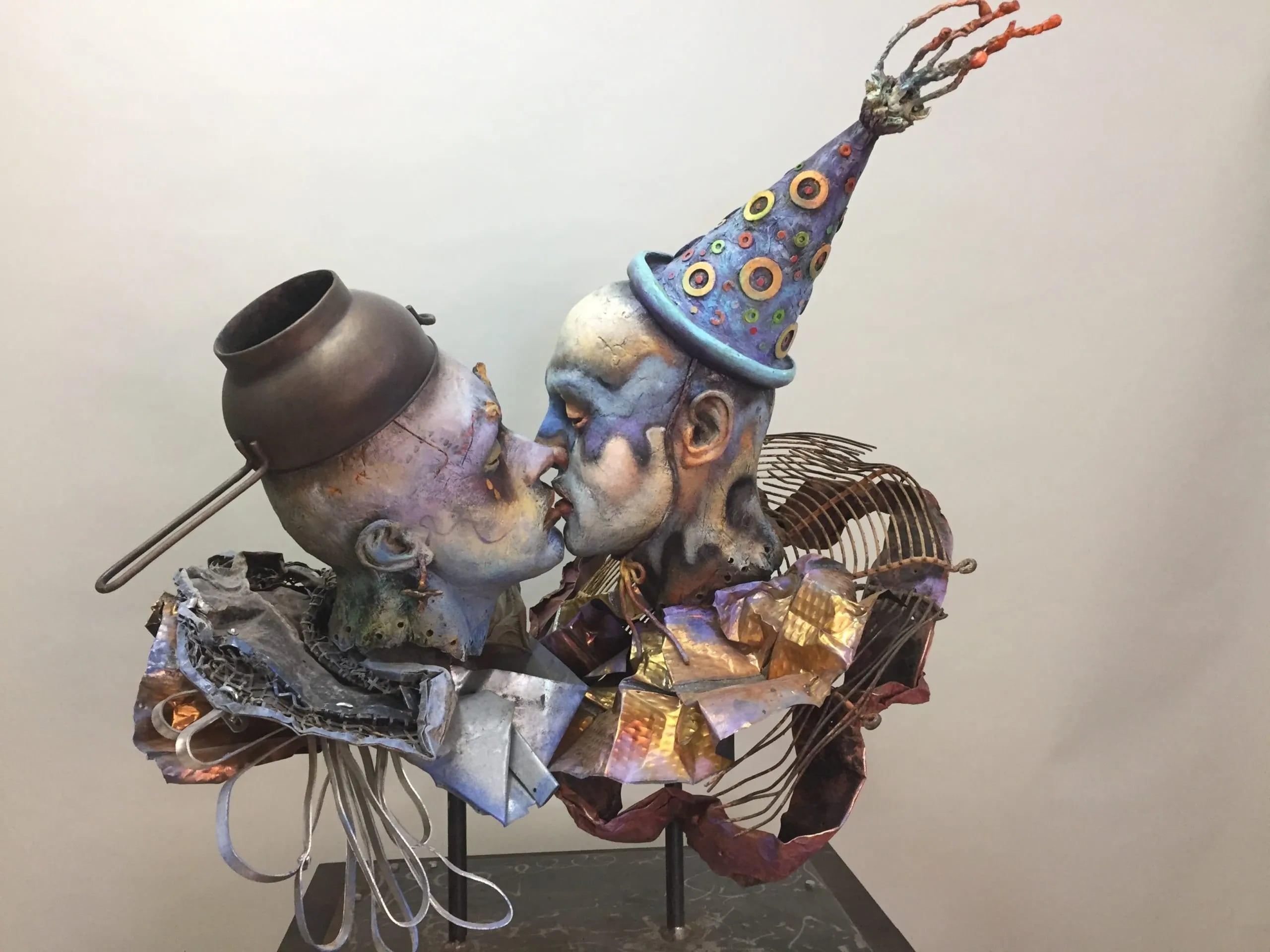 Debbie Korbel Figurative Sculpture – Surreale figurative Skulptur „Liebhaber“, „Lovers“ 