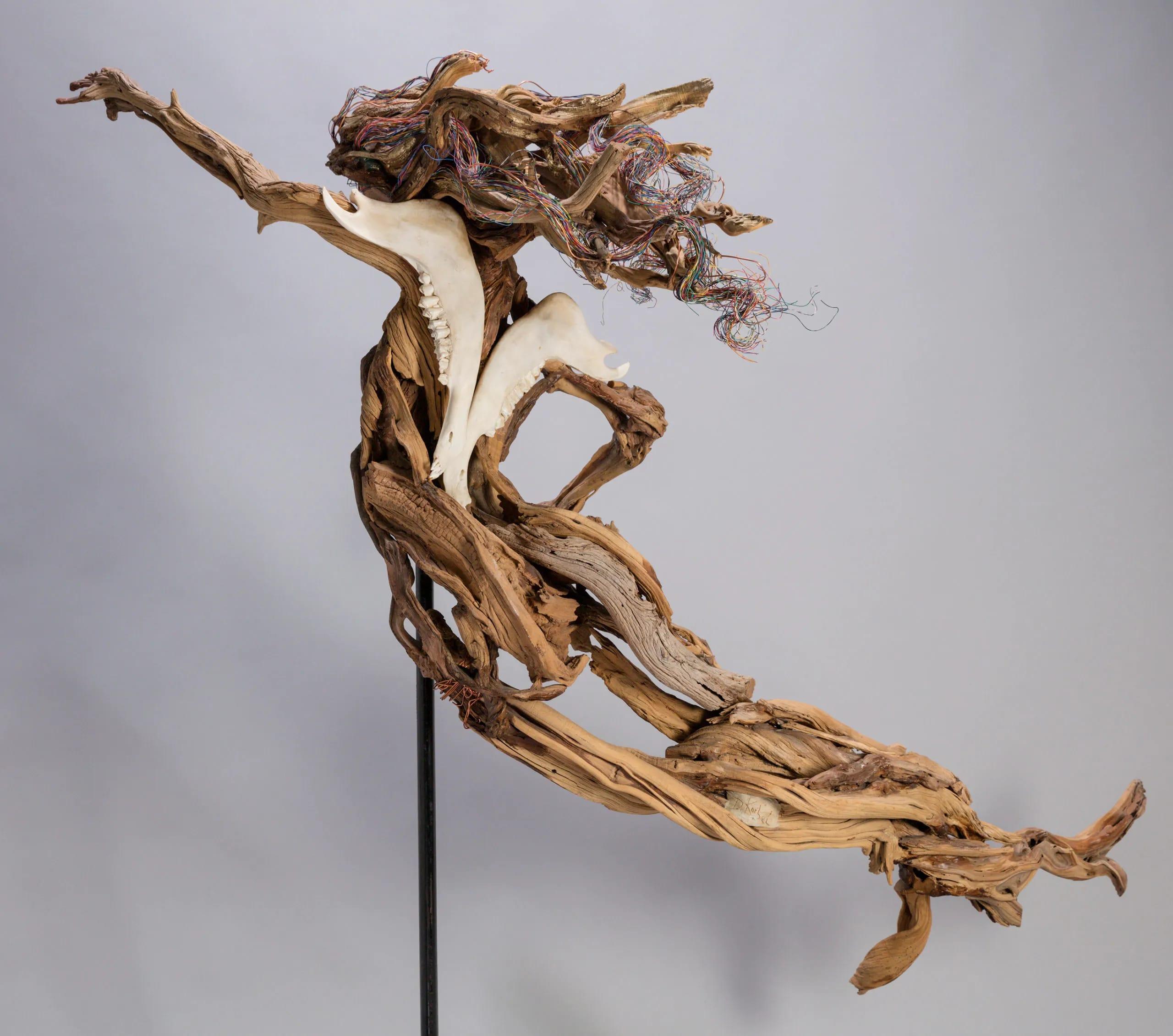 Il s'agit d'une sculpture figurative surréaliste originale, unique en son genre, réalisée en bois par l'artiste de San Diego, Debbie Korbel. Ses dimensions sont de 72