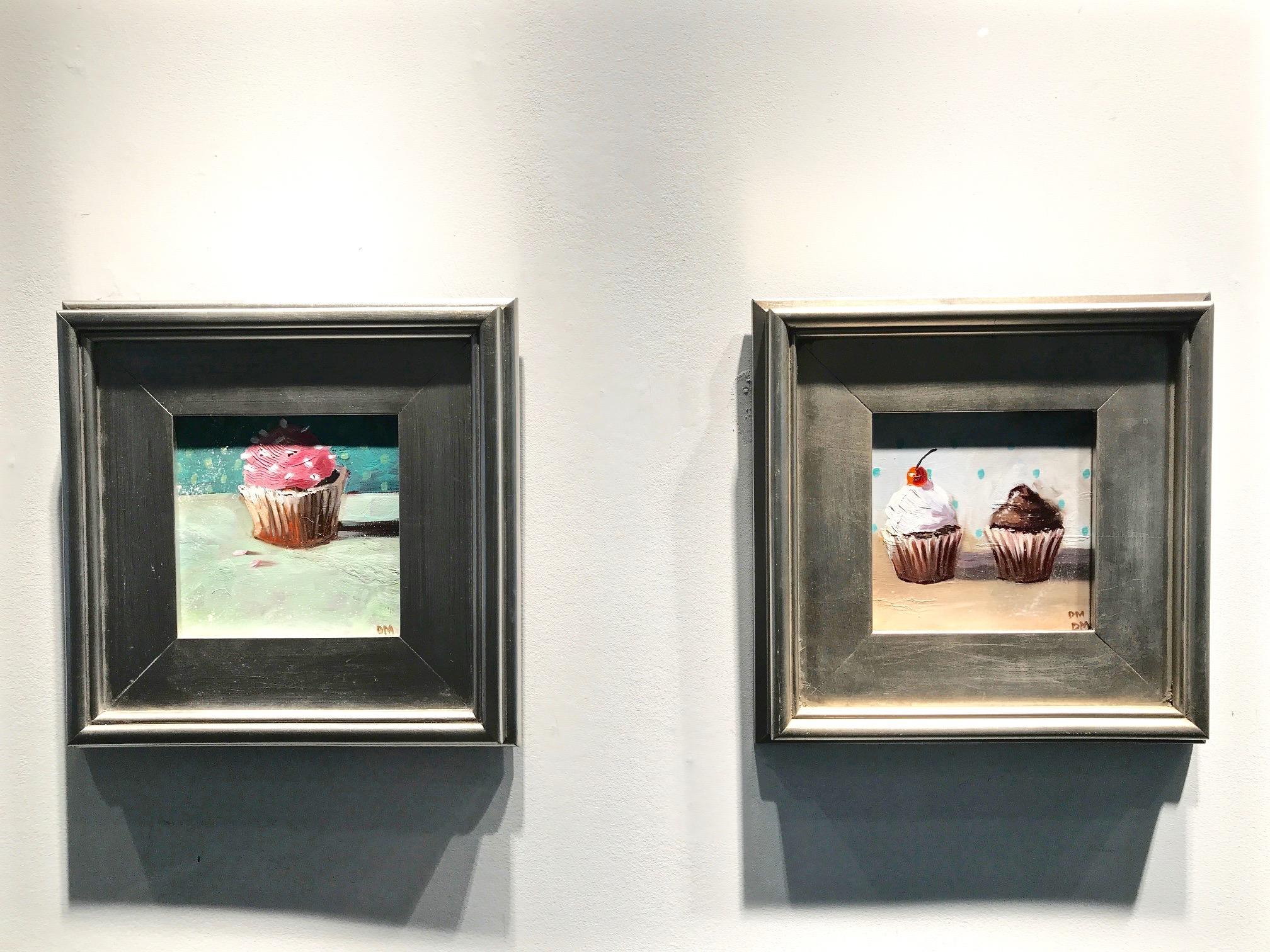 « cerisier sur le dessus »  Petite nature morte / petit gateau à chocolat / blanc givré bleu, rose  - Réalisme Painting par Debbie Miller
