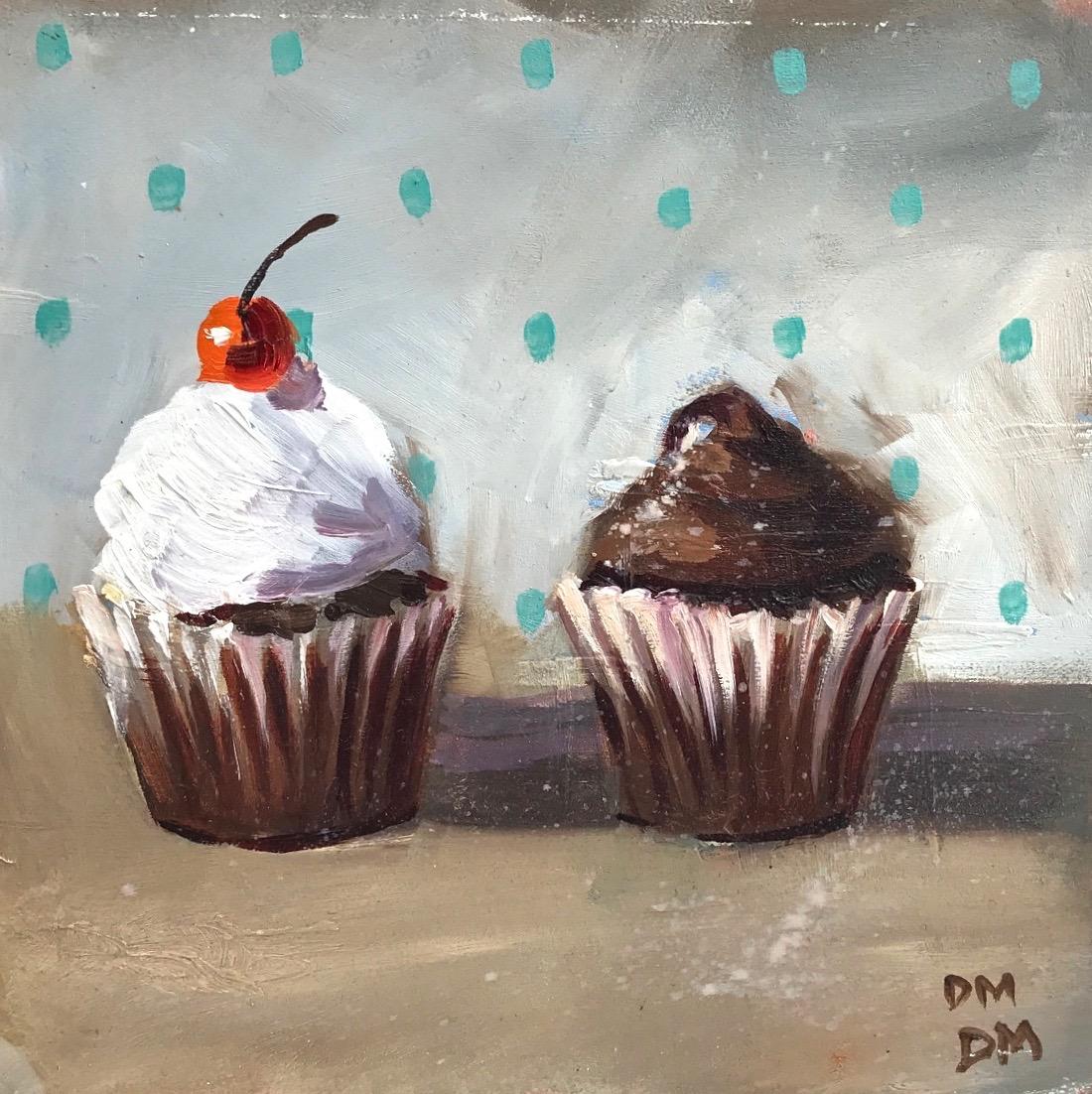 Still-Life Painting di Debbie Miller - "Gli opposti si attraggono"  Piccola natura morta di cupcake al cioccolato su sfondo bianco con Dot Dot blu