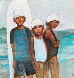 „Surf Side“ Drei Kinder am Strand mit Badekappen, die Surfbrett halten