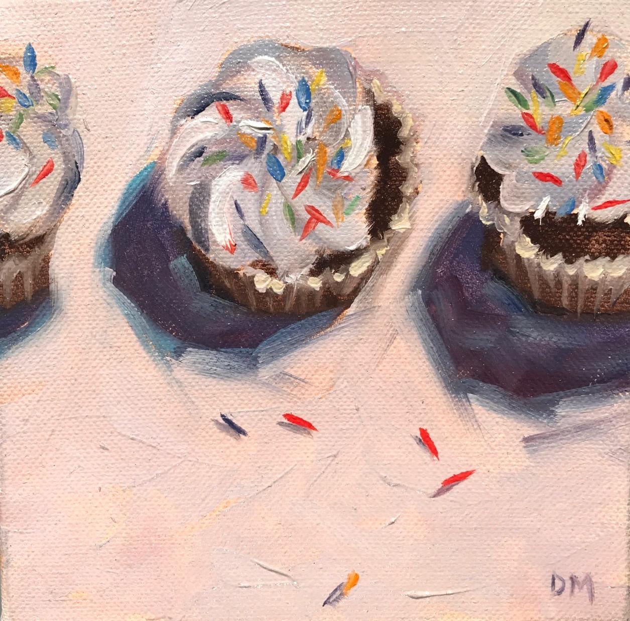 Still-Life Painting de Debbie Miller - Bodegón sin título,  Magdalenas de chocolate/Glasa blanca, Espolvoreado de colores sobre rosa